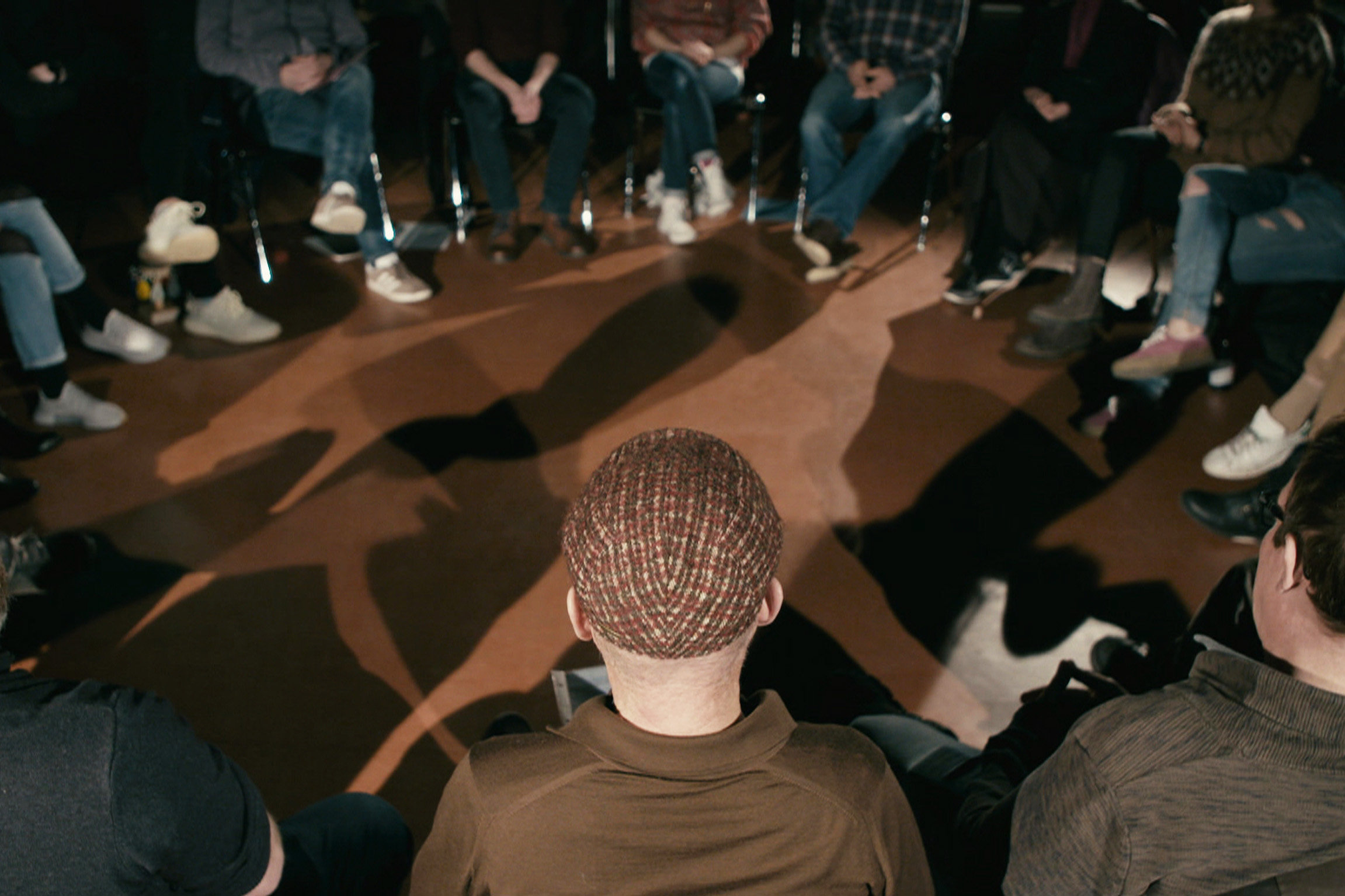 DOK: Leben nach den Drogen mit Narcotics AnonymousNarcotics Anonymous (NA) ist weltweit die zweitgrösste Selbsthilfegruppe neben den Anonymen Alkoholikern (AA). Drogensüchtigen Menschen treffen sich regelmässig und helfen einander clean zu bleiben. In Zürich kann man bis zu 3x täglich an ein Meeting gehen.Copyright: SRF