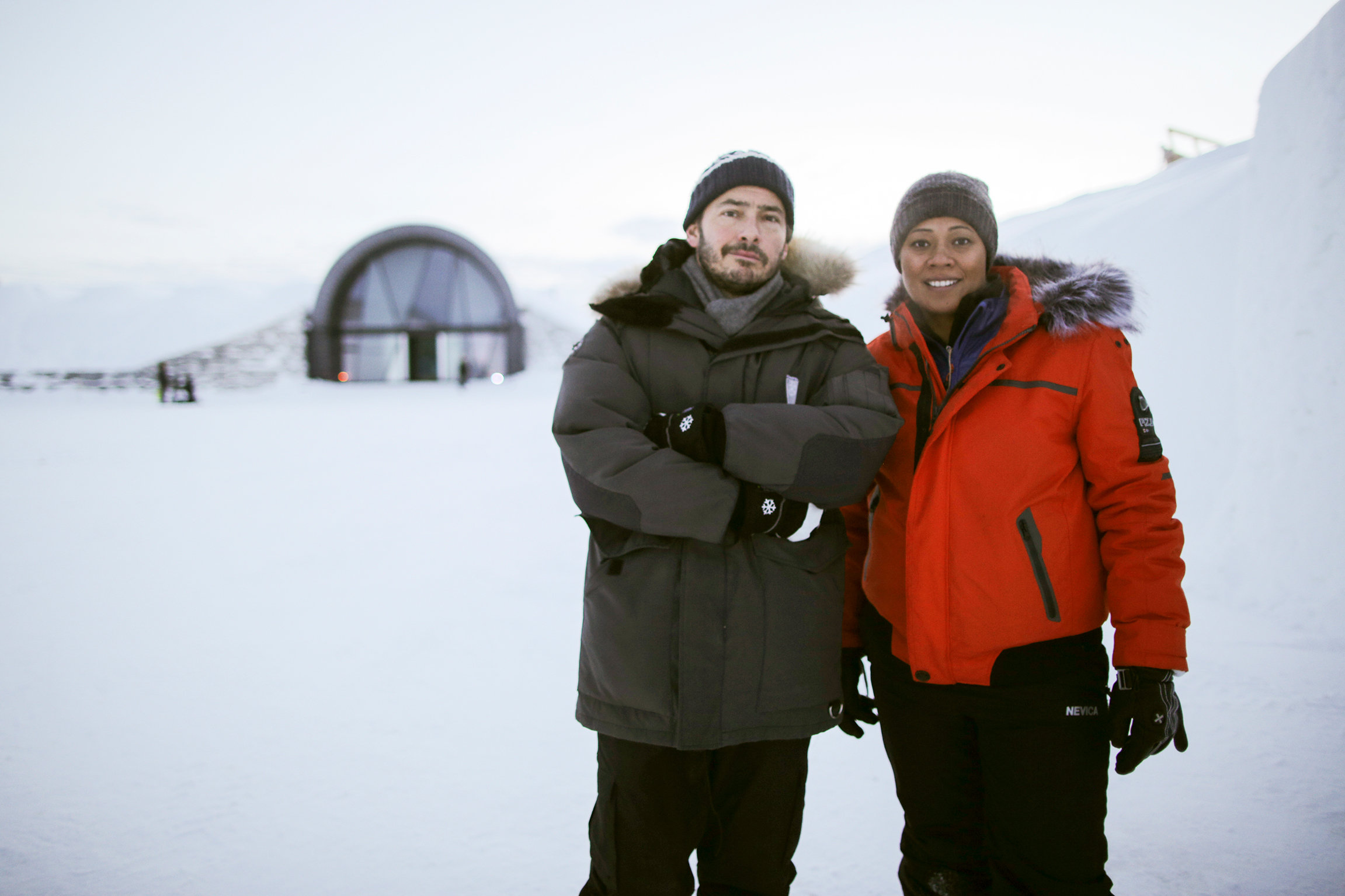 Amazing Hotels – Ice Hotel, SchwedenGiles Coren und Monica Galetti vor dem Ice Hotel