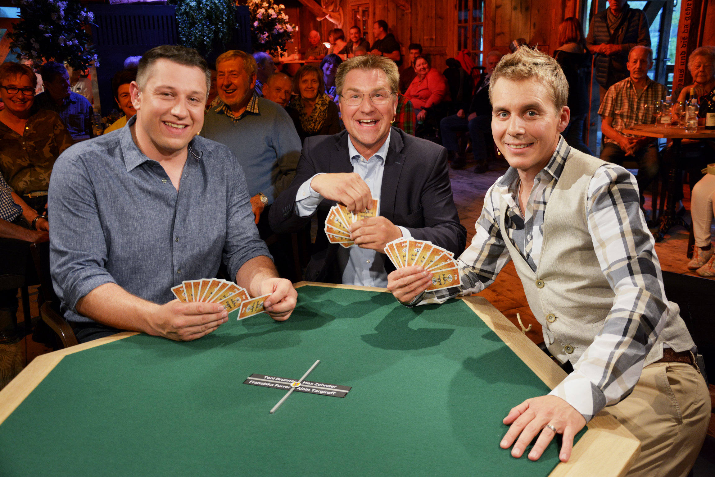 Samschtig-JassJörg Abderhalden, Toni Brunner und Moderator Reto ScherrerCopyright: SRF
