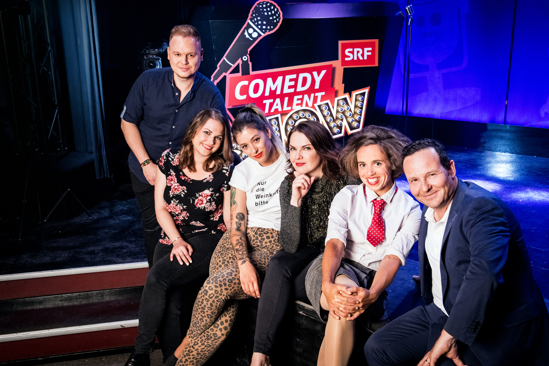 Comedy Talent Show Sendung 2 2019. Gruppenbild der Protagonisten: v.l. Timo Michels, Isabel Meili, Moderatorin Lisa Christ, Liza Kos, Claire Alleen und Claudio Zuccolini
