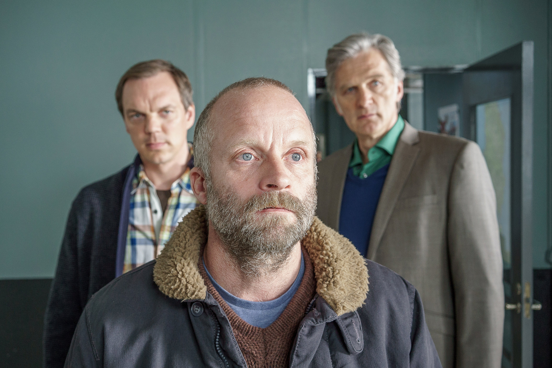 Der Kommissar und das Meer: In einer sternlosen Nacht Ein Vater ausser sich vor Trauer: Andy Gätjen als Thomas, Jimmy Lindström (vorne) als Henrik, Walter Sittler als Robert Anders