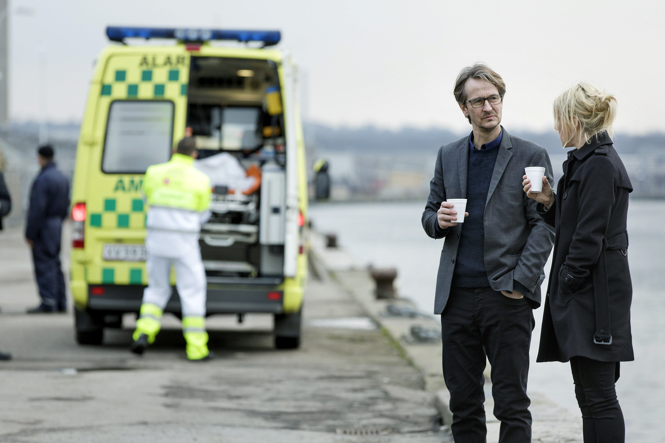 Dicte Svendsen – Die Unbestechliche Die Afrikanerinnen Staffel 2 Folge 2 Ein gemeinsamer Kaffee nach dem Einsatz: Lars Brygmann als John Wagner, Iben Hjejle als Dicte SvendsenCopyright: SRF/2014 Miso Film