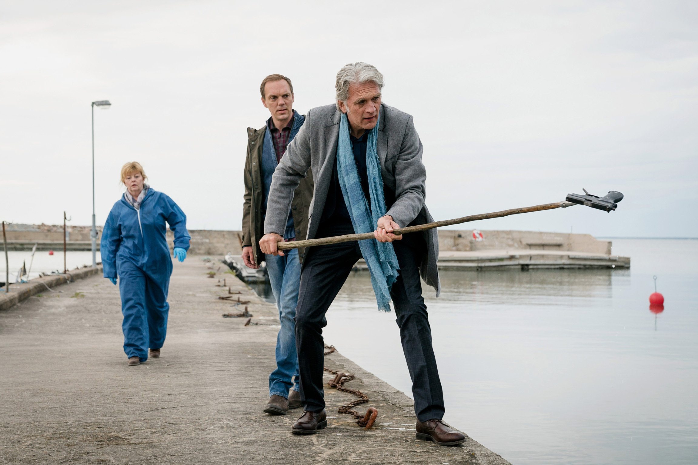 Der Kommissar und das Meer: Der wilde JackDer Kommissar birgt die Tatwaffe: Inger Nilsson als Ewa Swensson, Andy Gätjen als Thomas Wittberg, Walter Sittler als Robert Anders