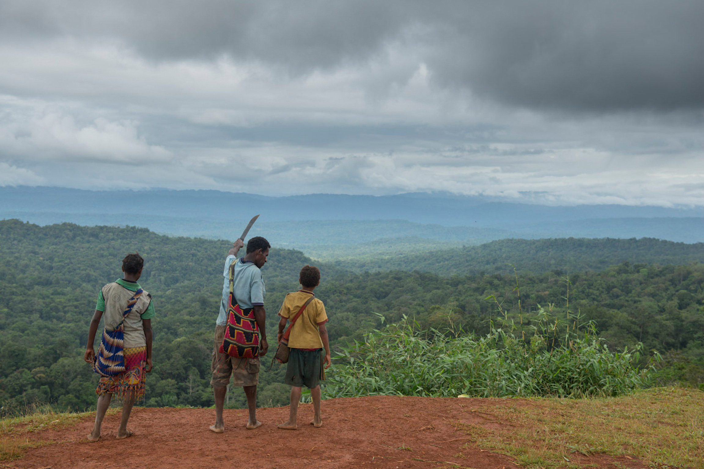 DOK Sonntag: Die gefährlichsten Schulwege der Welt – Papua-Neuguinea Schüler des Kaluli-Stammes unterwegs