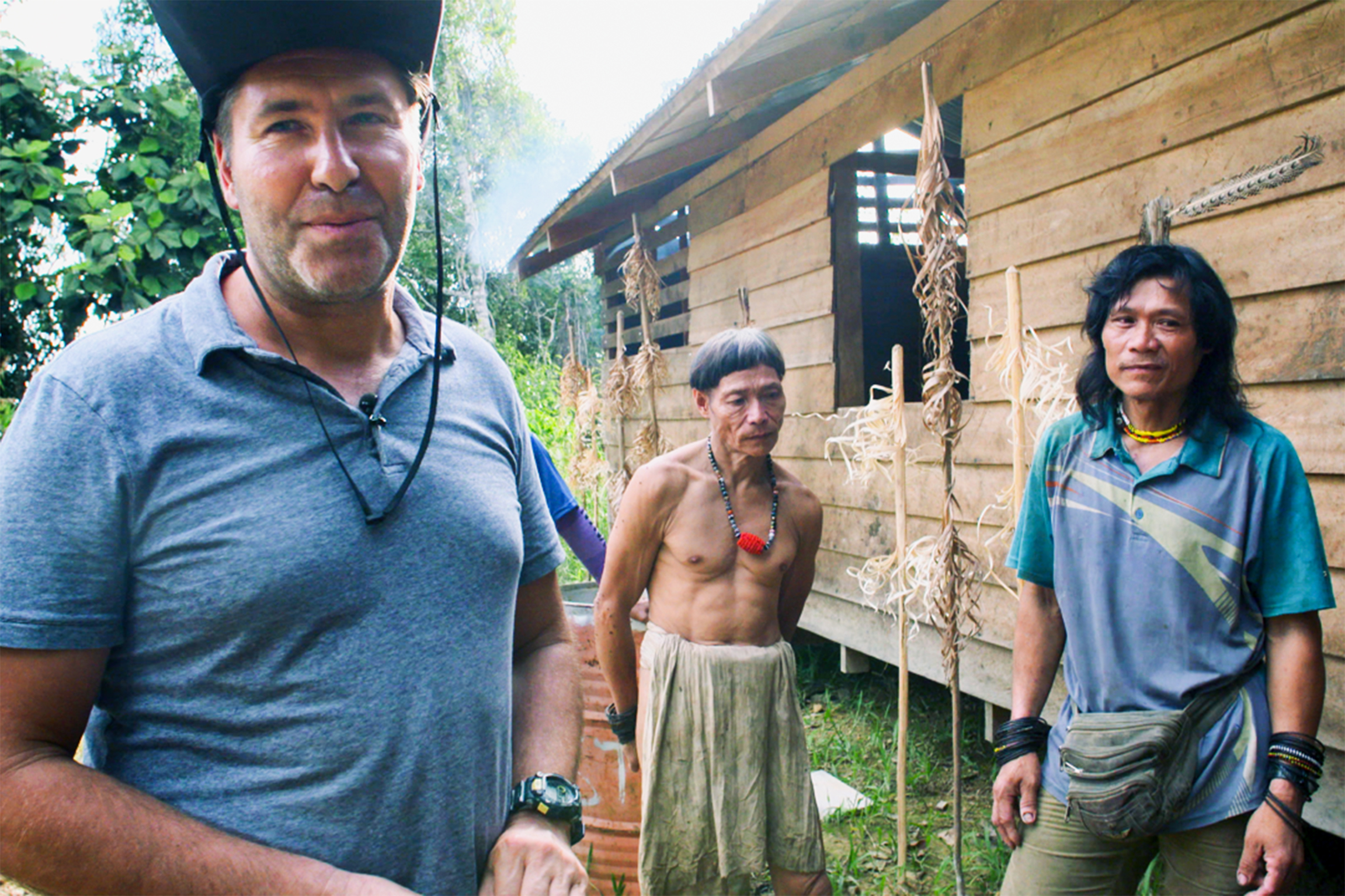 Reporter: Kino im Urwald Der Zürcher Regisseur Niklaus Hilber auf Borneo mit dem Urvolk der Penan während dem Dreh seines Spielfilmes über Bruno Manser.