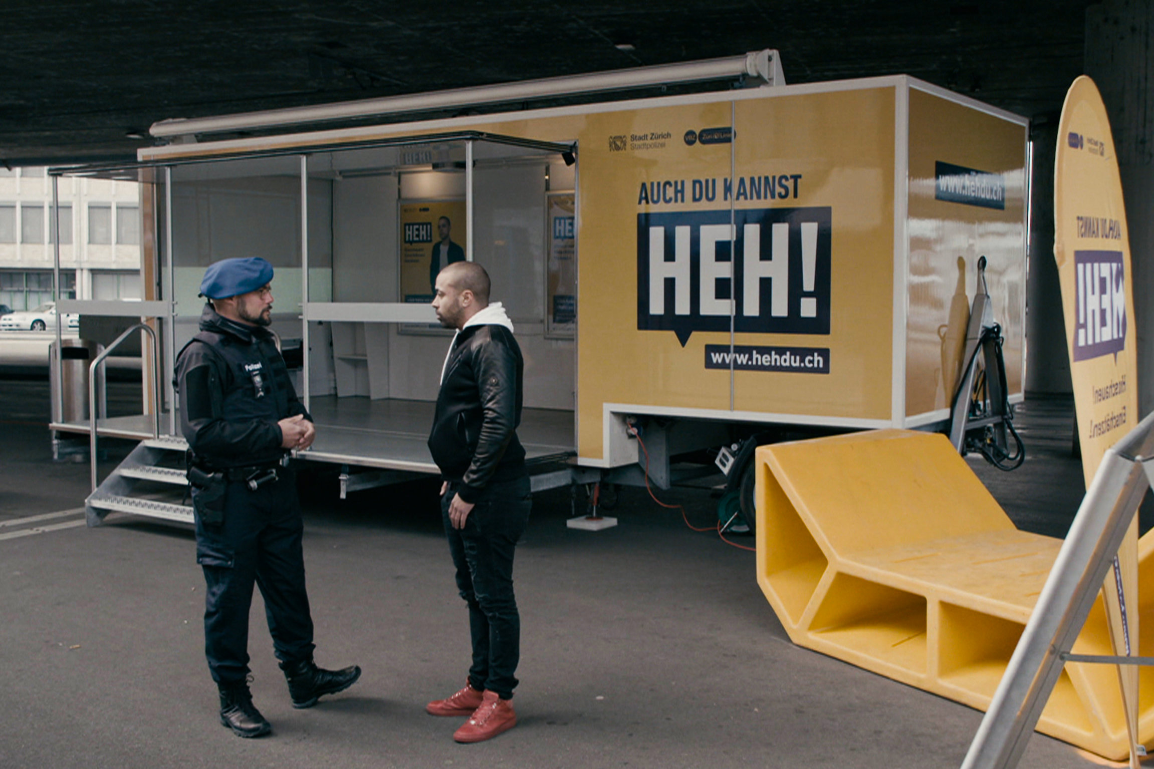 DOK - Bedrängt. Bedroht. Geschlagen - alltägliche Gewalt auf der Strasse Die Stadtpolizei Zürich wirbt für Zilvilcourage