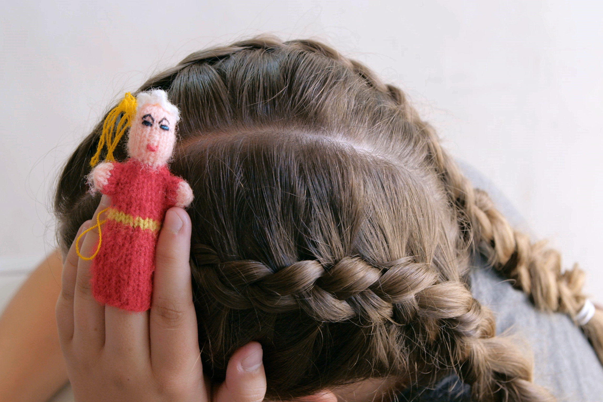 DOK - Trinkerkinder Zoé mit Püppchen (Keyvisual)