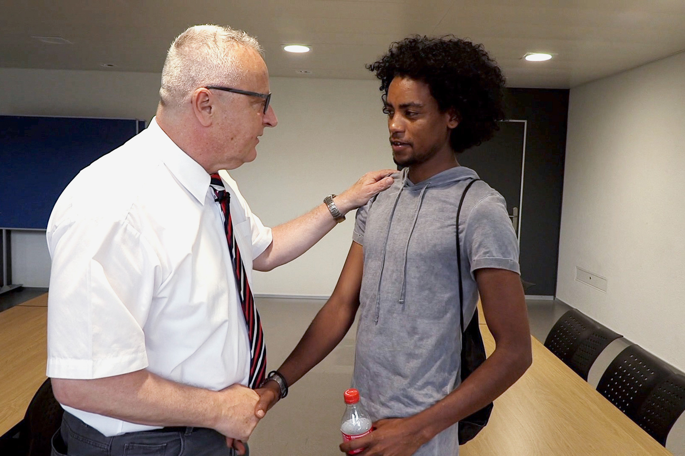 DOK Auf euch hat hier niemand gewartet Die Jahre danach Heinz Gerig mit einem eritreischen Absolventen eines zürcherischen Integrationskurses im Bauwesen: Das Ziel, eine Maurerlehre.