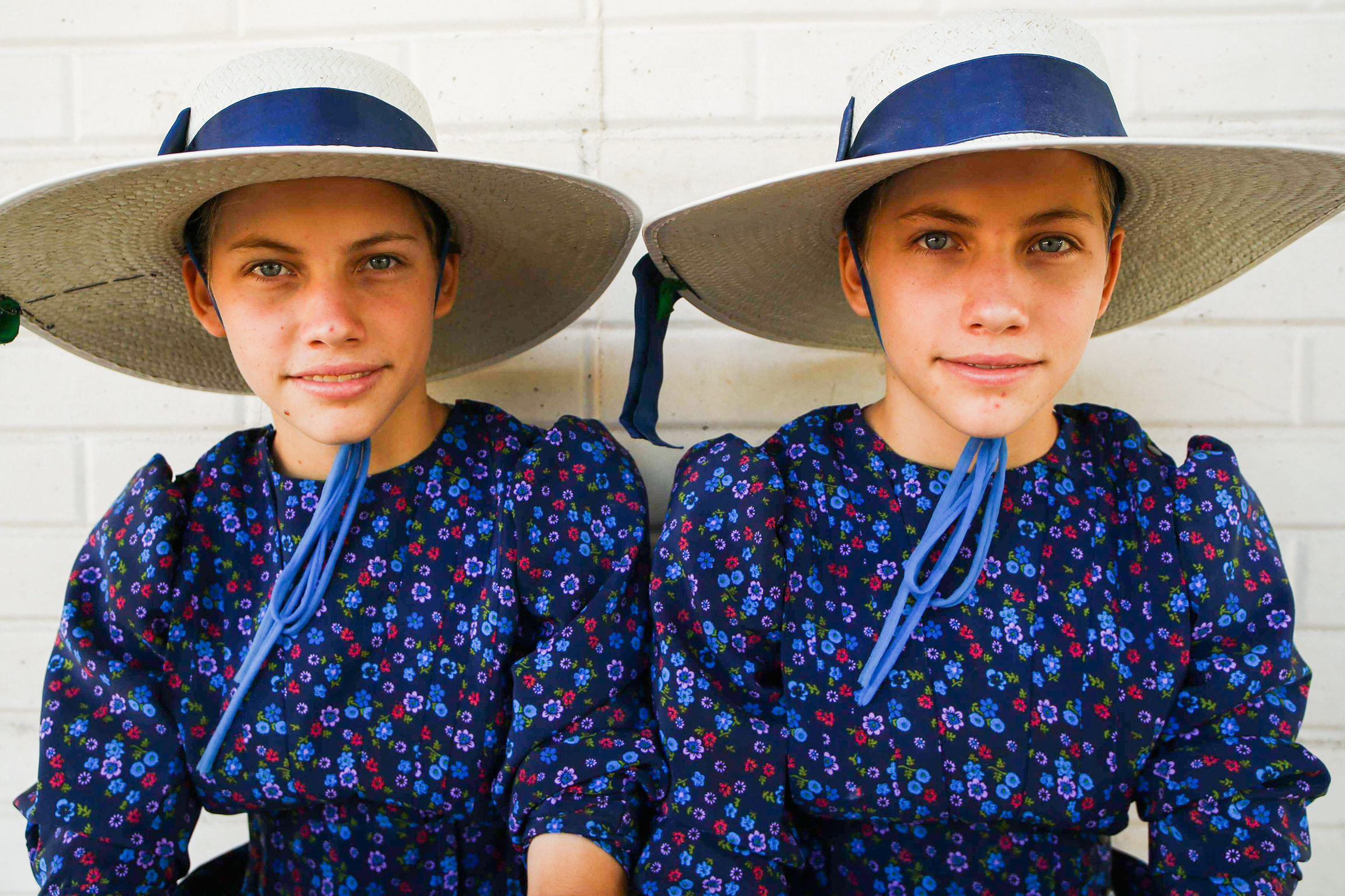 DOK Die Mennoniten – Fremde unter uns Die 15-jährigen Zwillinge Anna und Katharina leben streng nach den vorgegebenen Regeln der Mennoniten