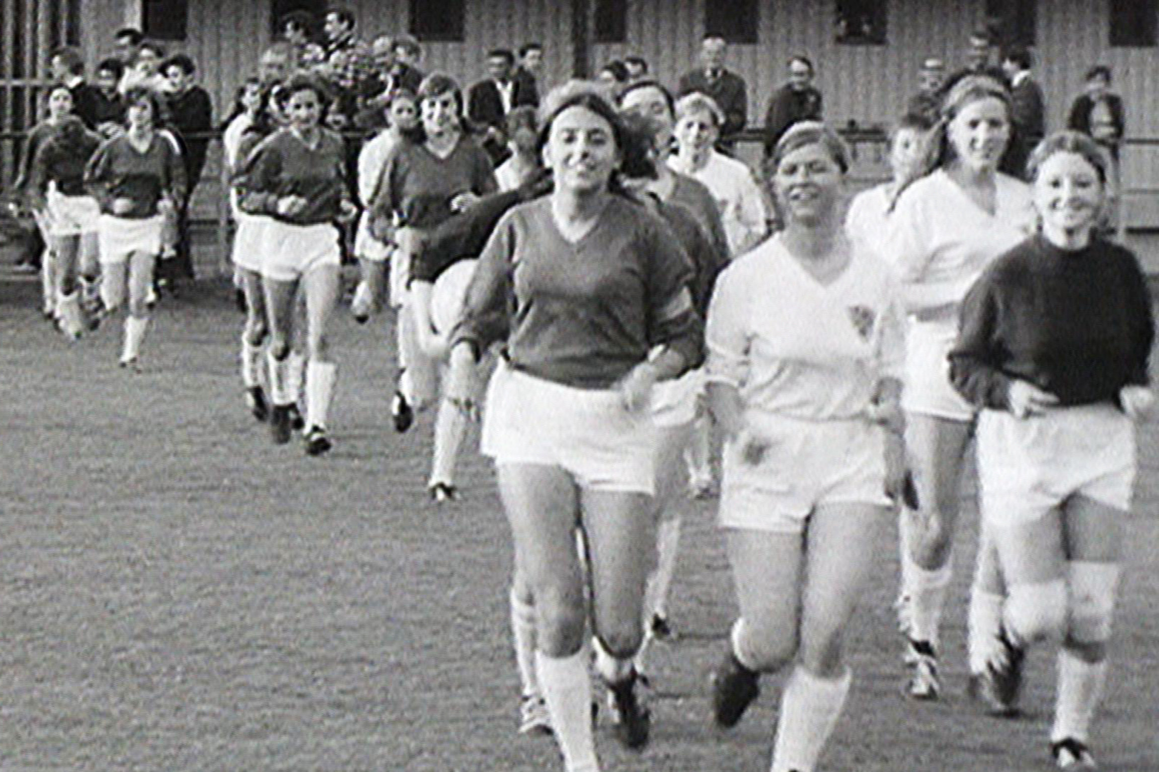 Belächelt, beschimpft, bejubelt 50 Jahre Frauenfussball in der SchweizEinlaufende Fussballspielerinnen, DFC Zürich DFC Heuried, Oerlikon, 1968