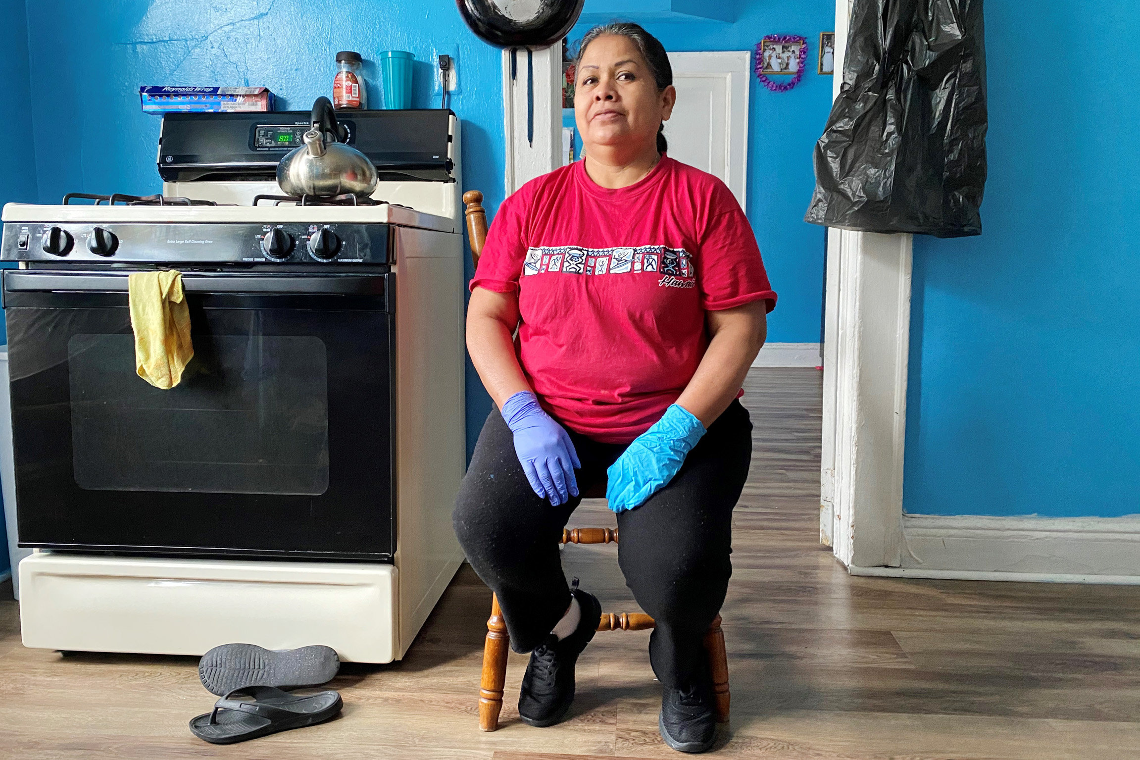 Reporter - Corona Hotspot New York Fortina Reyes in ihrem Haus gegenüber einem Krankenhaus.