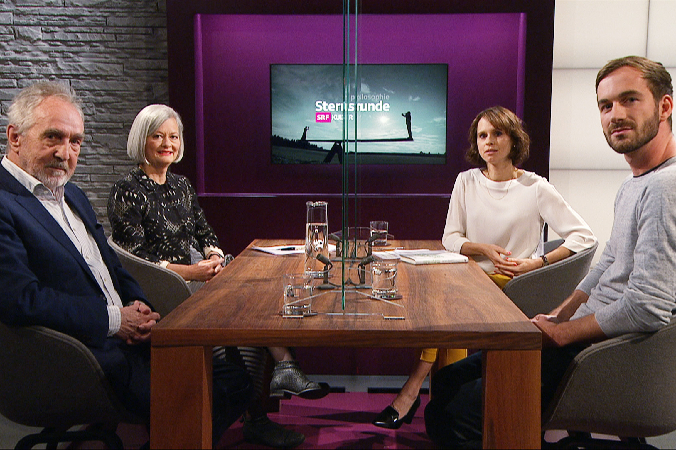 Jung gegen Alt? Der philosophische StammtischDr. Ludwig Hasler, Dr. Doris Aebi, Moderatorin Barbara Bleisch und Stefan Manser-EgliCopyright: SRF