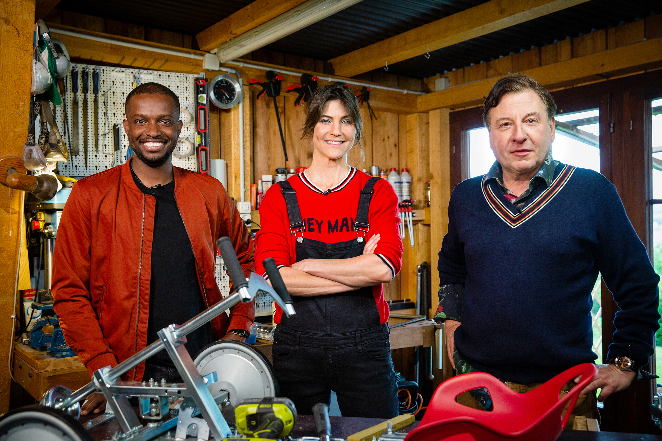 Glanz und Gloria Die goldene SeifenkisteKomiker Charles Nguela, Moderatorin und Musik-Produzentin Annina Frey und Schauspieler Beat Schlatter treten in der «Glanz und Gloria»-Serie «Die goldene Seifenkiste» gegeneinander an.