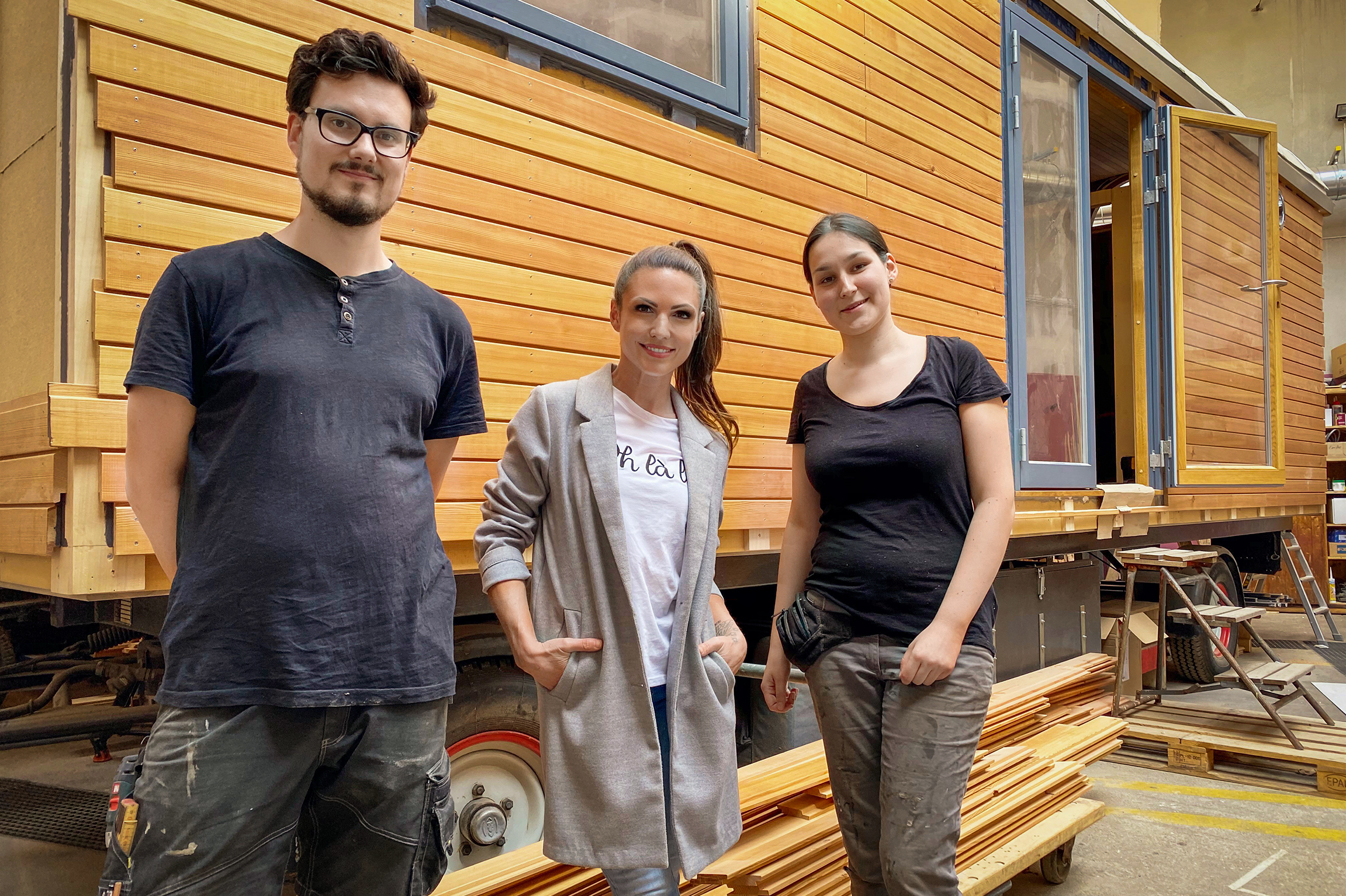 Ding Dong Folge 2 Tiny House, Winterthurv.l. Sebastian Koelman, Moderatorin Viola Tami und Daniela Eckstein