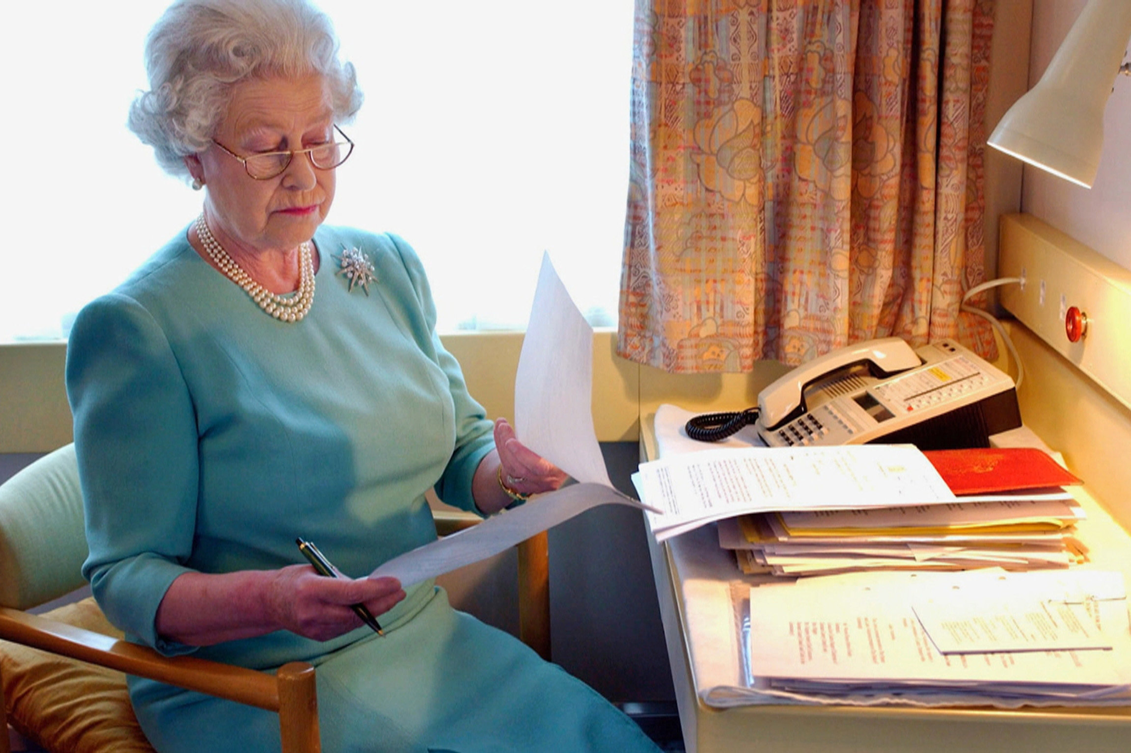 SRF DOK: Britisches Königshaus Krönung einer Herrscherin Queen Elizabeth II beim Wahrnehmen ihrer Pflichten