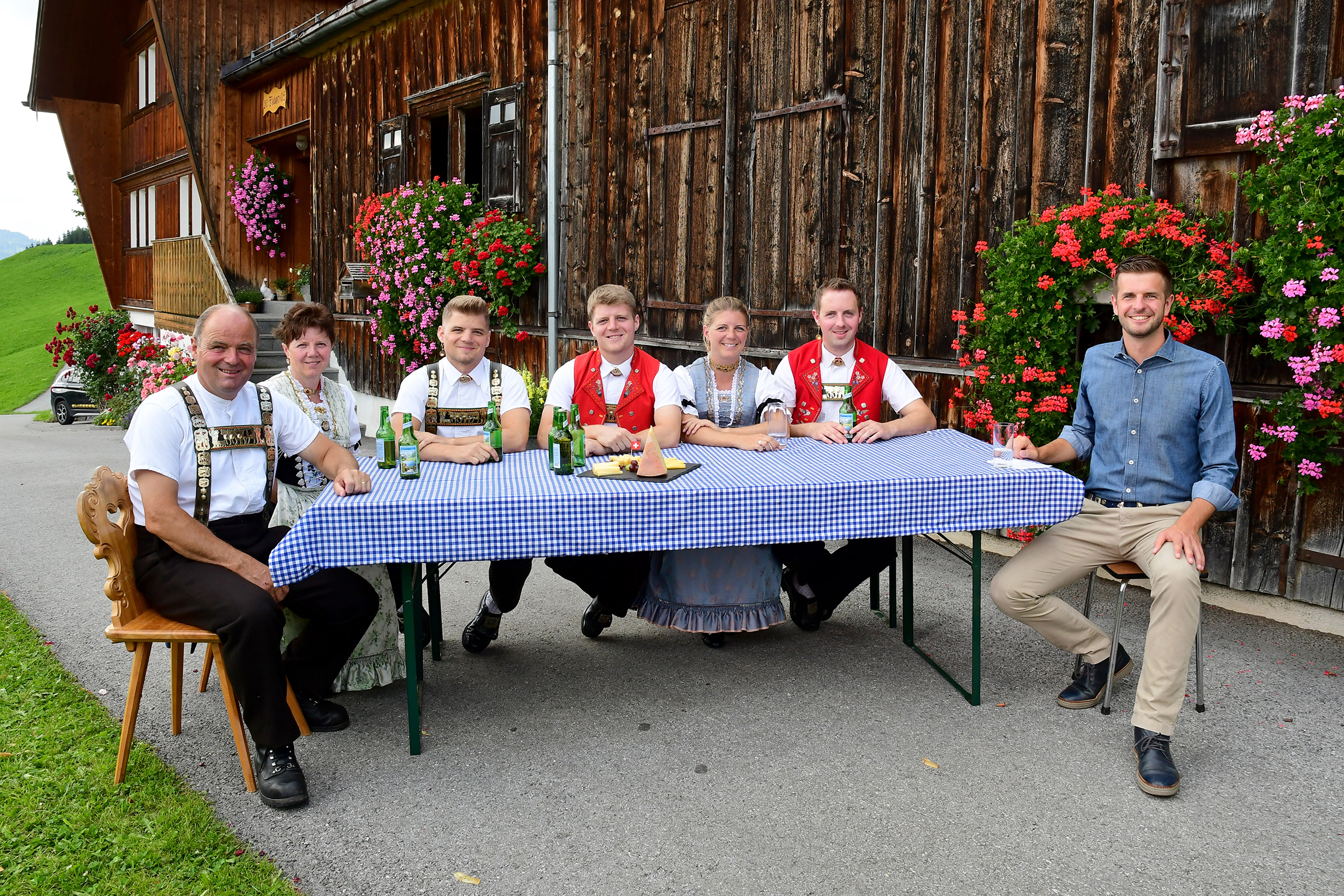 Potzmusig Familiesummer Staffel 2 Folge 6 Familie Fässler: Martin, Berti, Florian, Daniel, Erika und Martin jun. Faessler mit Moderator Nicolas Senn bei der Aufzeichnung der SRF-Sendung Potzmusig Familiesummer in Jakobsbad AI