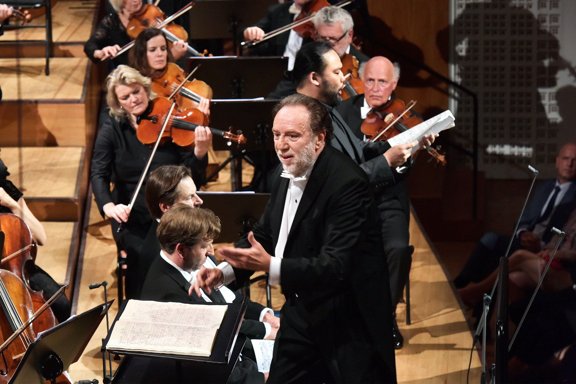 Sternstunde Musik Highlights aus dem Schweizer Klassiksommer 2020 LUCERNE FESTIVAL ORCHESTRA, Chor des Bayerischen Rundfunks, Latvian Radio Choir, Orfeón Donostiarra, Tölzer Knabenchor unter der Leitung von Riccardo Chailly. Solisten; Ricarda Merbeth als Magna Peccatrix, Juliane Banse, Una poenitentium, Anna Lucia Richter als Mater gloriosa, Sara Mingardo als Mulier Samaritana, Ihoko Fujimura als Maria Aegyptiaca, Andreas Schager als Doctor Marianus, Peter Mattei als Pater ecstaticus und Samuel Youn als Pater profundus