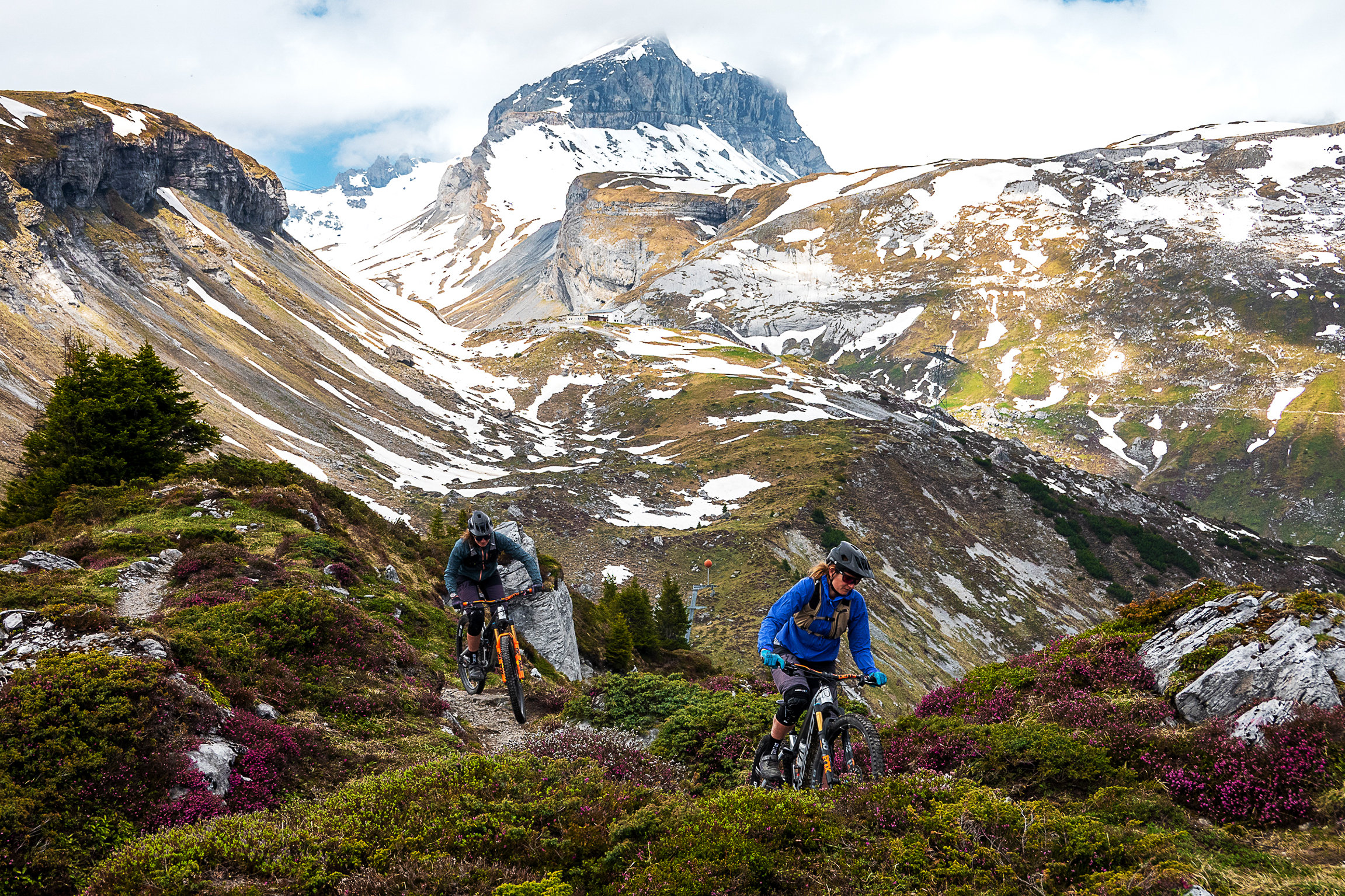 Keep on Riding Die aufregendsten Mountainbike-Trails der Schweiz Folge 1 Caro und Anita Gehrig, Abfahrt vom Nagens