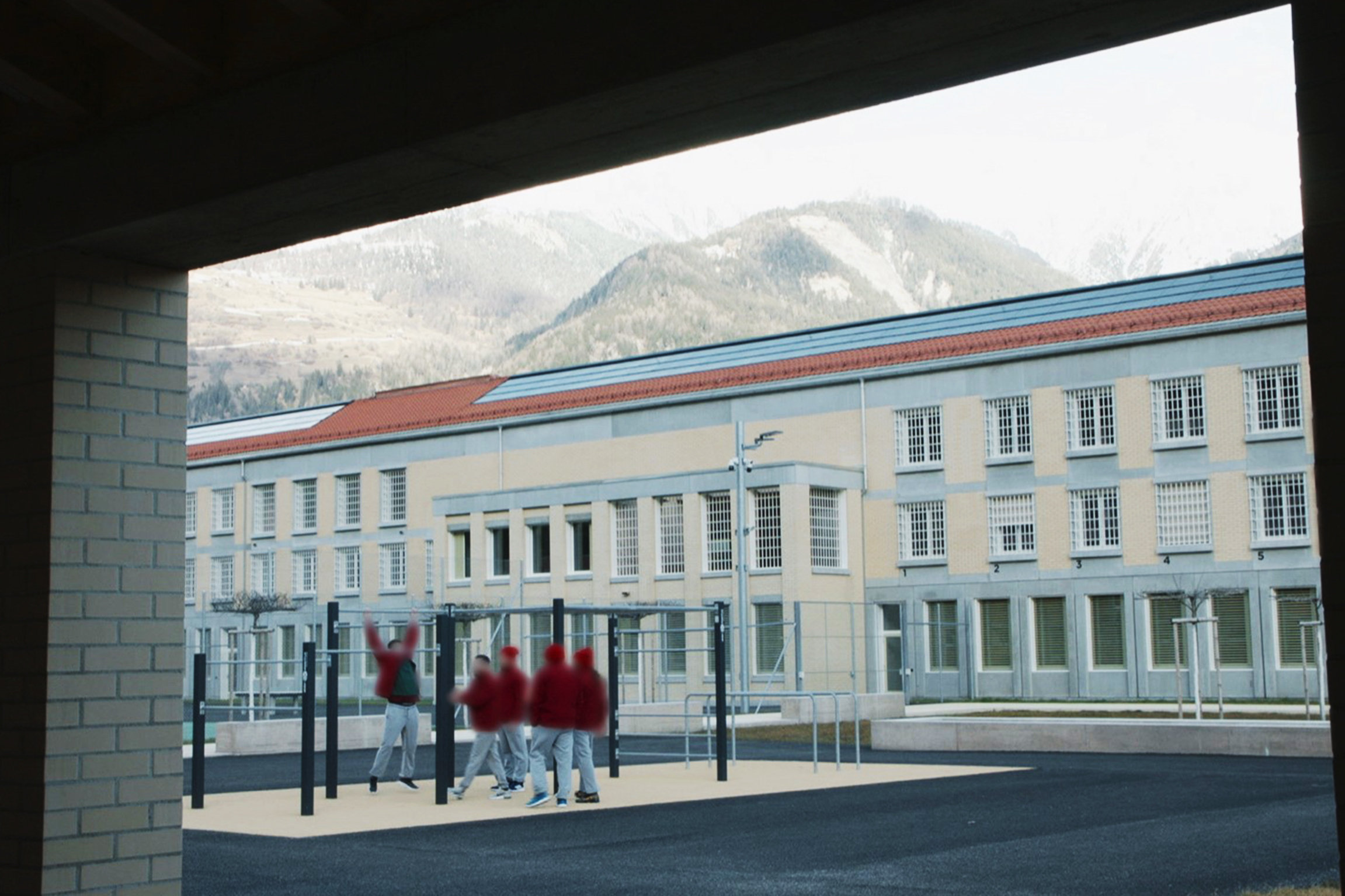 SRF DOK: Vom härtesten Knast zum modernsten Gefängnis der Schweiz Der erste Hofgang in Cazis Tignez