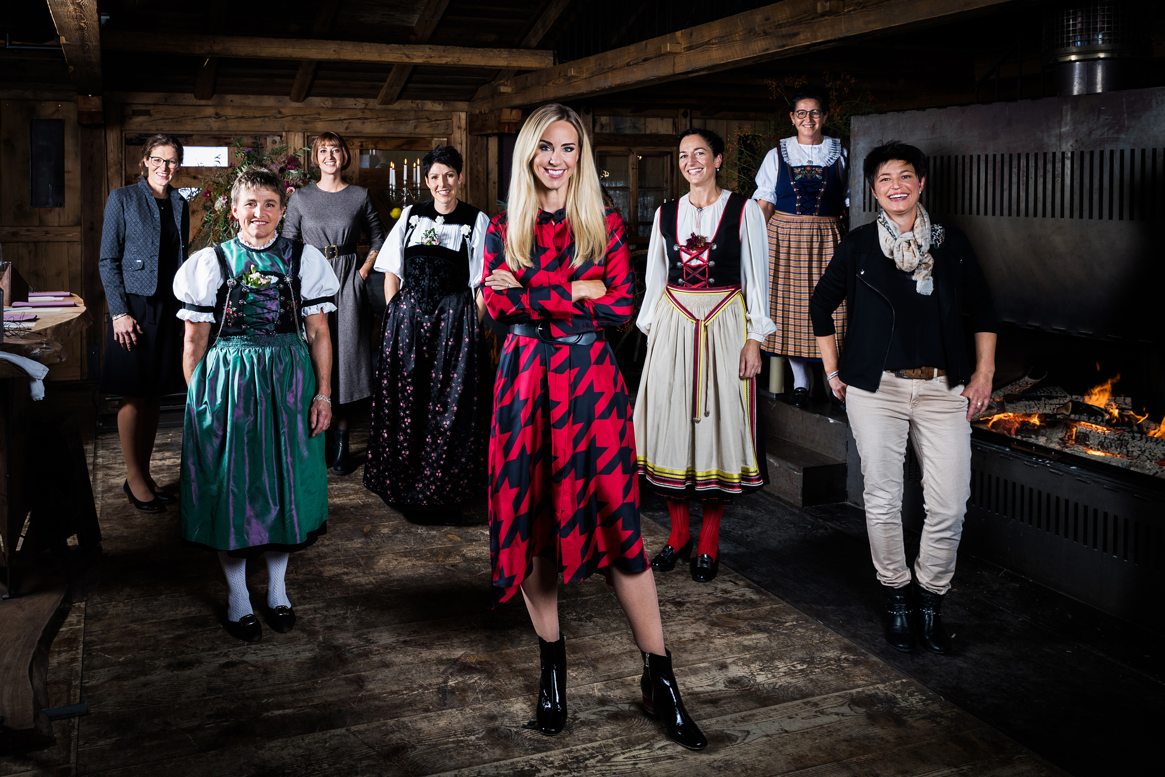 SRF bi de Lüt - Landrauenküche Staffel 14 Finale Moderatorin Nicole Berchtold und die Landfrauen: v.l. Eveline Villiger, Vreni Hüberli, Ilona Thétaz, Barbara Matter, Nicole Berchtold (Moderatorin), Maya Baer, Anita Estermann und Marianne Dietrich-Frick