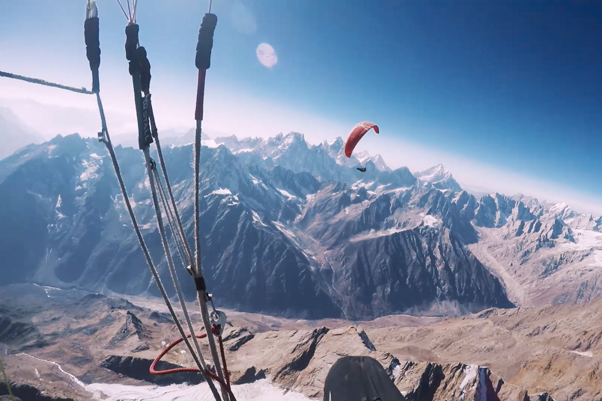 SRF DOK: Am seidenen Faden Geschichte einer Rettung Gleitschirmfliegen im Himalaya