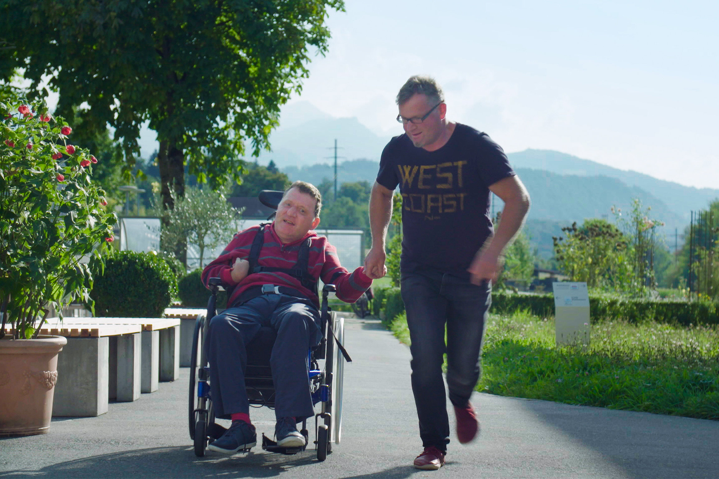 SRF DOK: Unsere besonderen Brüder Kilian und Hubi am Spazieren