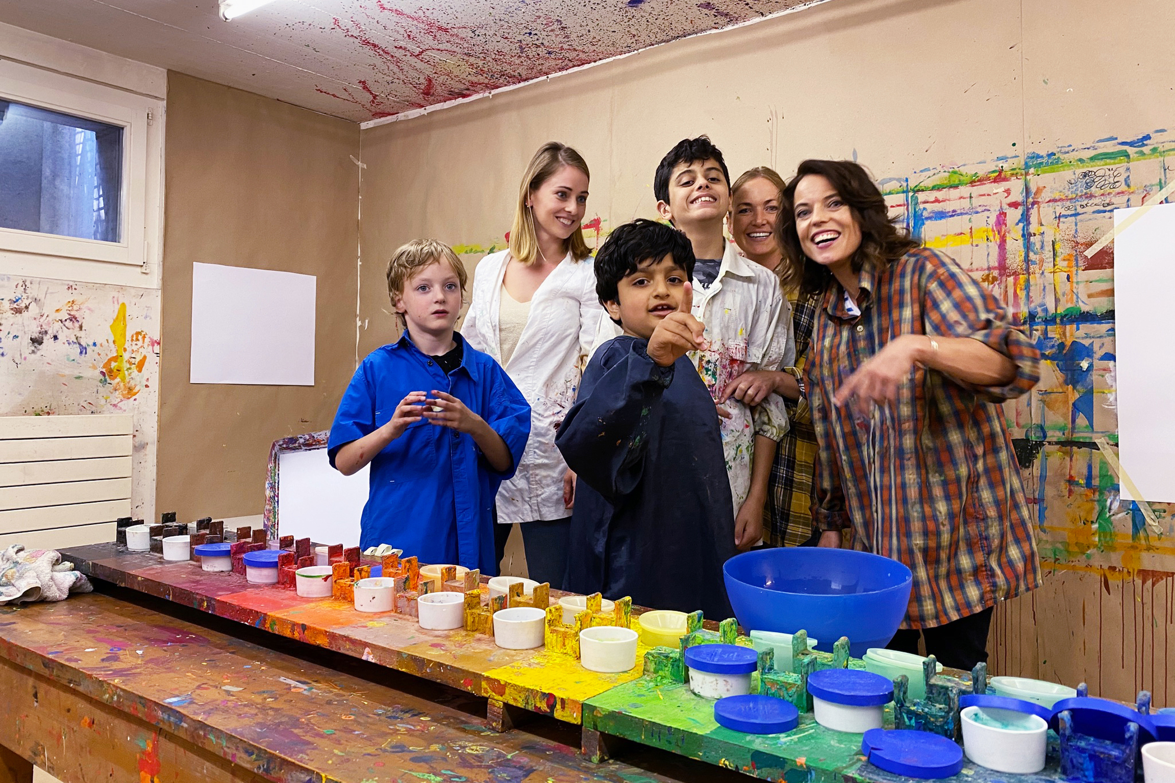 Mona mittendrin Bei Kindern mit Autismus Mona Vetsch (r.) mit Kindern und Betreuern der Stiftung Kind + Autismus 2021