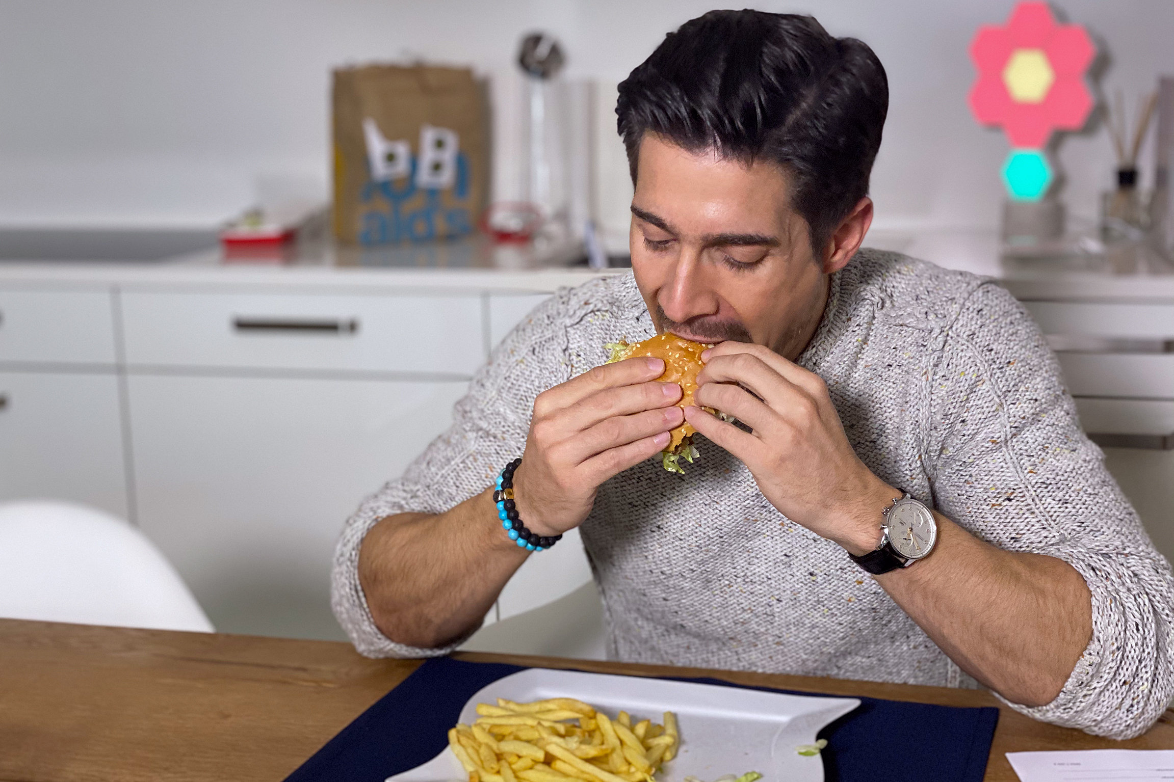 Einstein Die Wahrheit hinter den Kalorien Tobias Müller isst einen Hamburger.