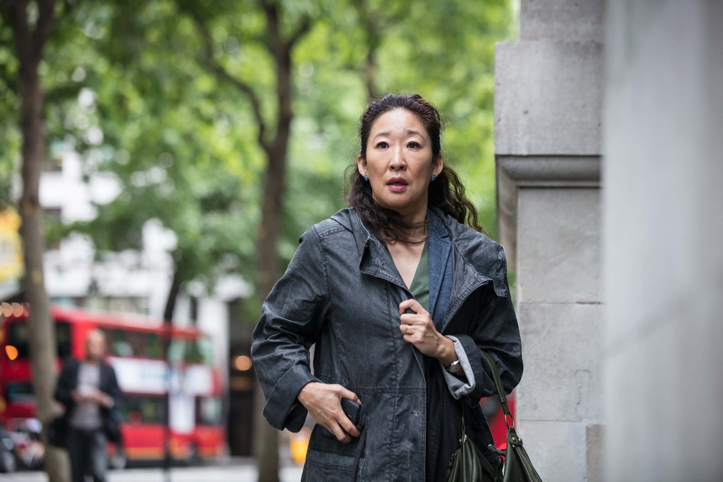 Killing Eve Staffel 1 Folge 2 In Eile unterwegs: Sandra Oh als Eve Polastri