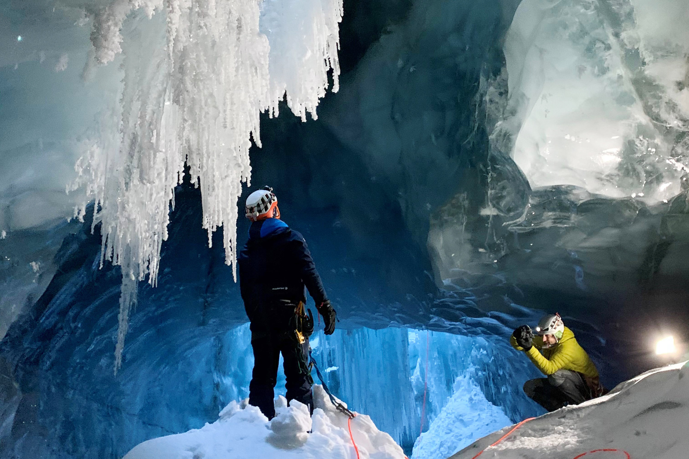 Einstein Expedition ins Innere eines Gletschers In einer Gletscherhöhle