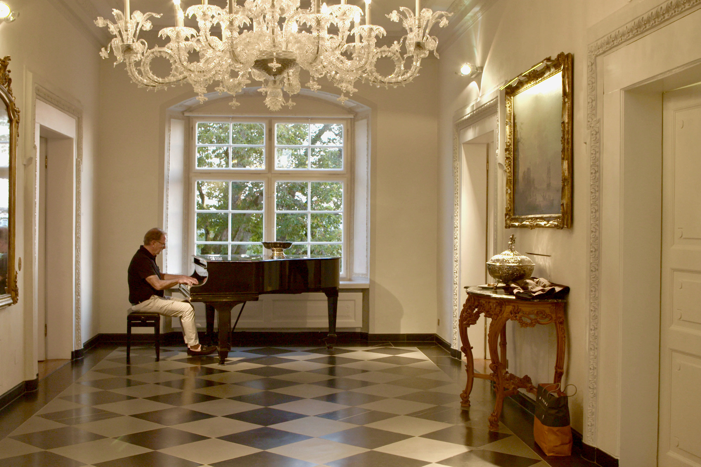 SRF DOK Die Schere – Der Graben zwischen Arm und Reich Hermann Hess im Schloss Freudental