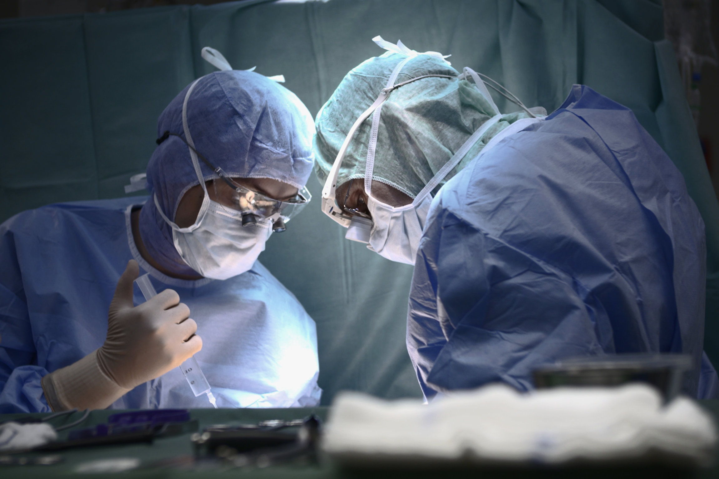 SRF DOK: Wettkampf der Spitäler Weniger Spitäler = bessere Qualität? Medizin wird immer spezialisierter. Kleine Regionalspitäler können kaum mehr mithalten.