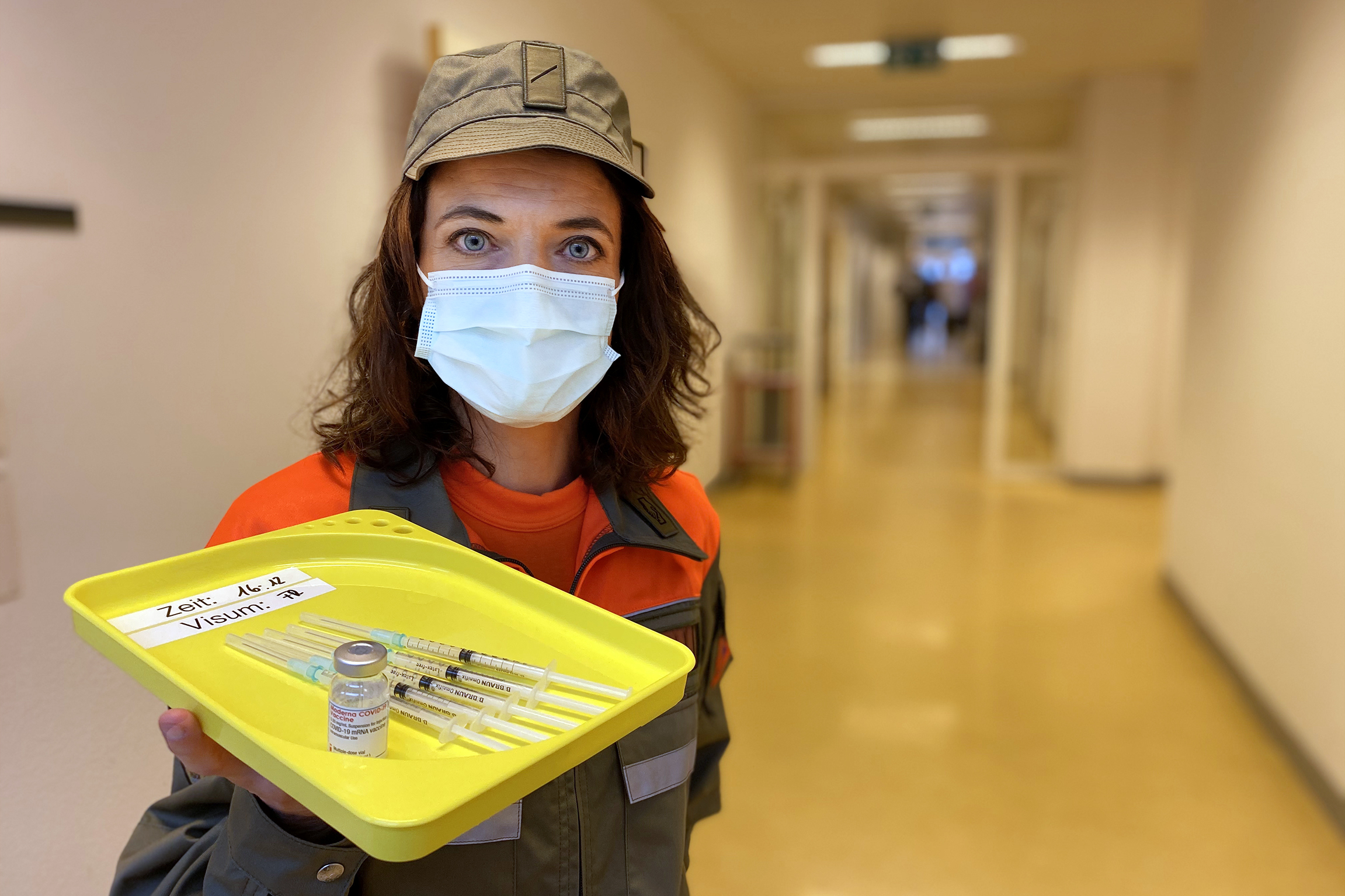Mona mittendrin Im Impfzentrum Zivilschützerin Mona Vetsch mit vorbereitetem Covid-19-Impfstoff 2021
