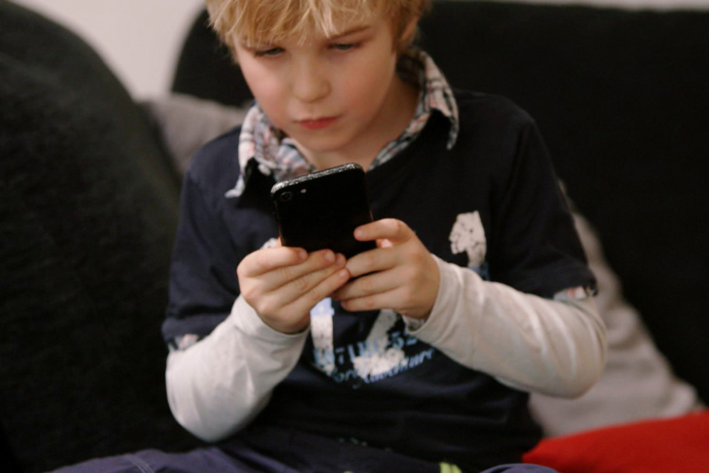 Einstein Schaden Smartphones unseren Kindern? Kind am Smartphone