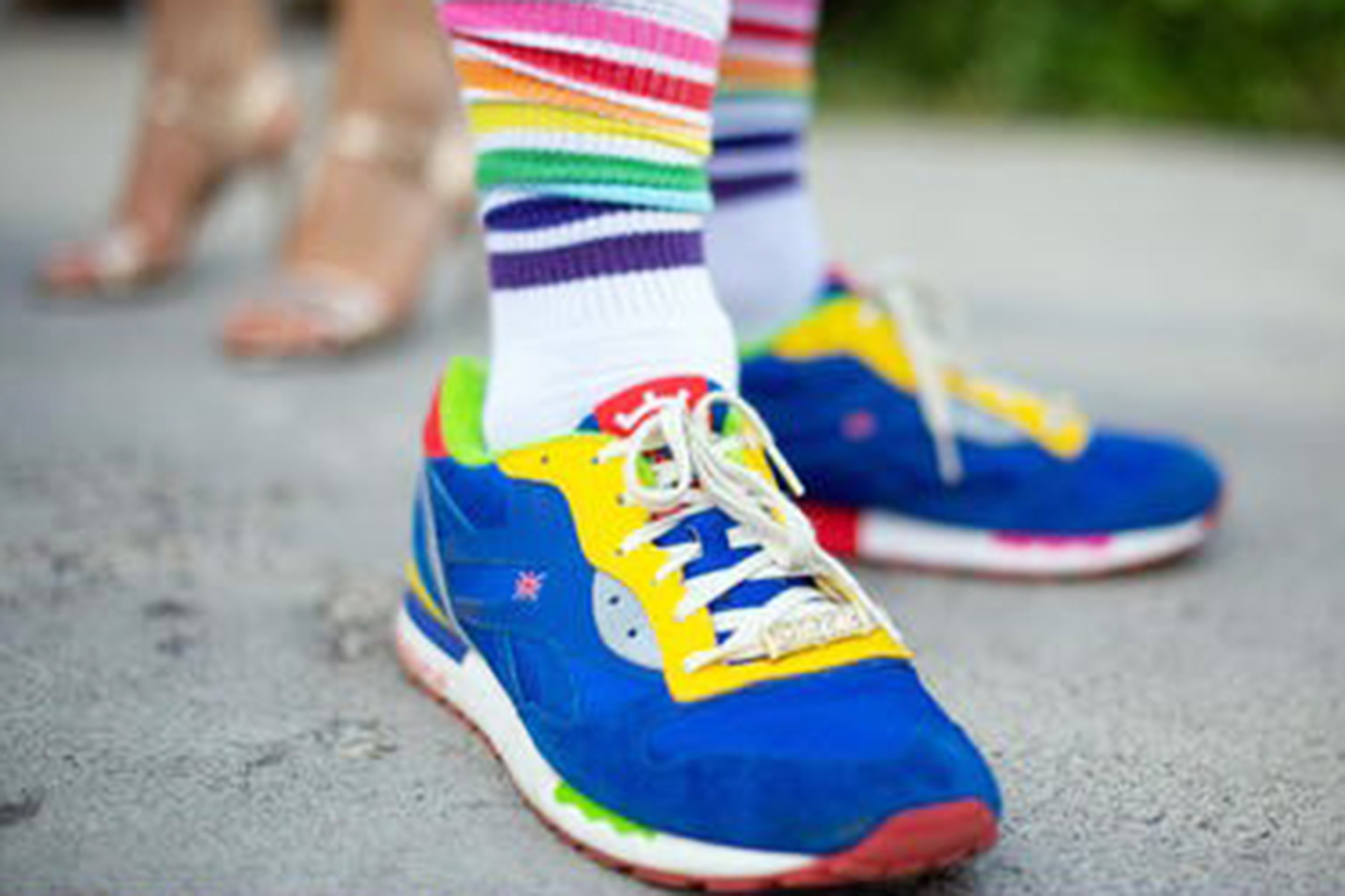 SRF DOK: Sneaker – der grosse Deal mit Turnschuhen Der Hype auf limitierte Marken-Sneaker treibt den Preis in die Höhe.