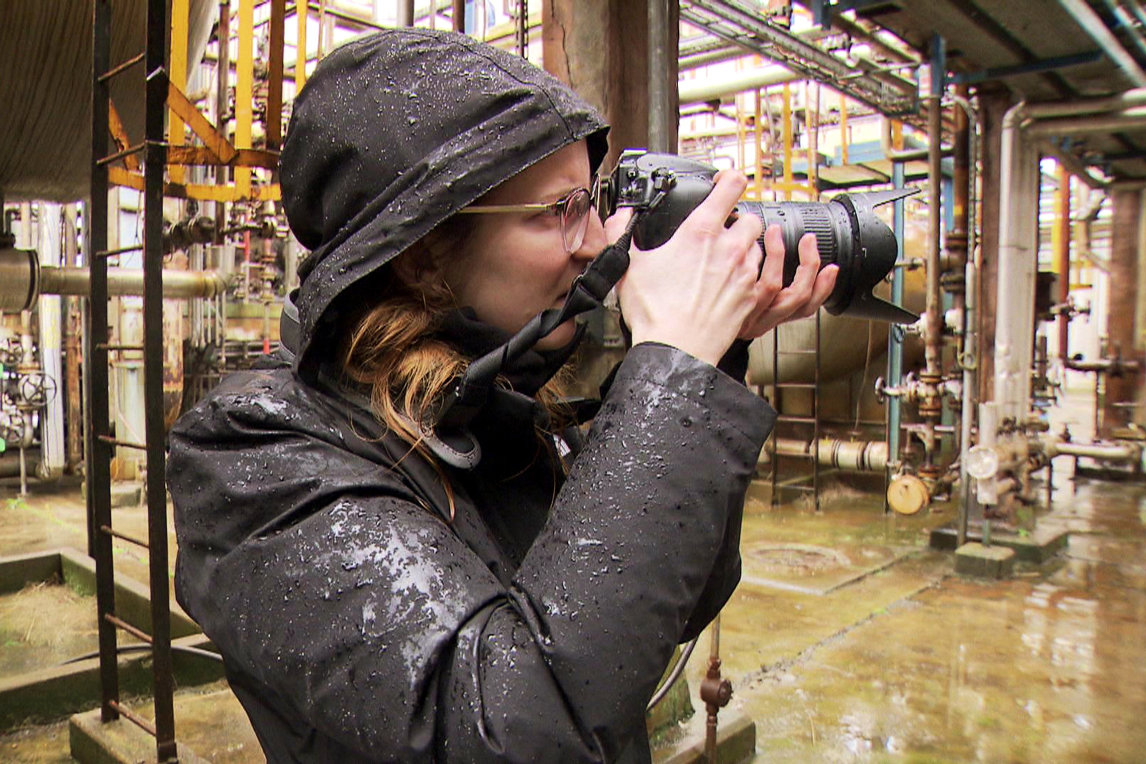 Signes - Der Weg in die Stillele portrait de la photographe valaisanne Aline Fournier Aline Fournier fotografiert eine Raffinerie