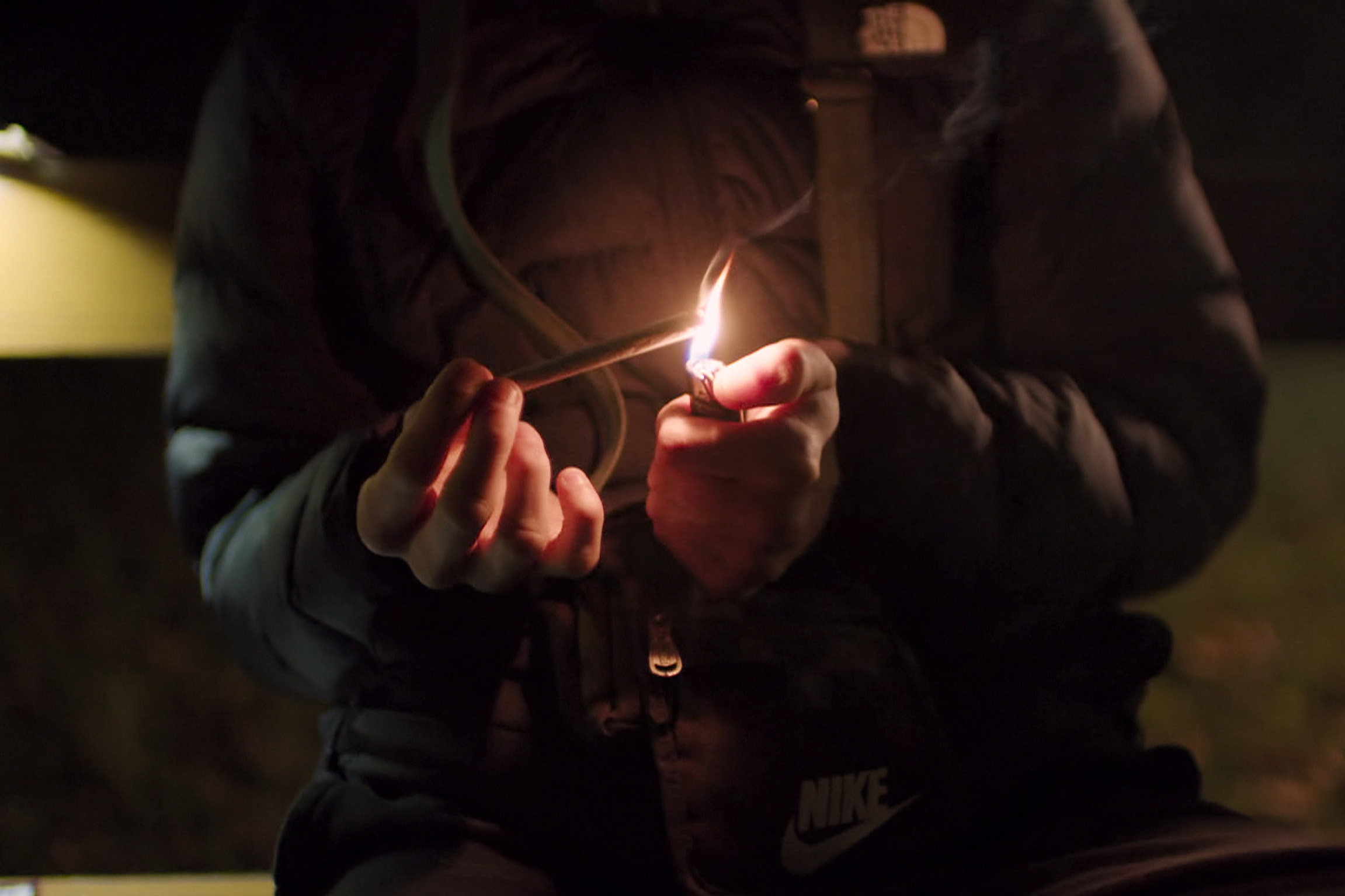 SRF DOK: Jung und bekifft Was Cannabis auslösen kann Seit Jahren belegen Schweizer Jugendliche europaweit einen Spitzenplatz im Cannabis-Konsum.