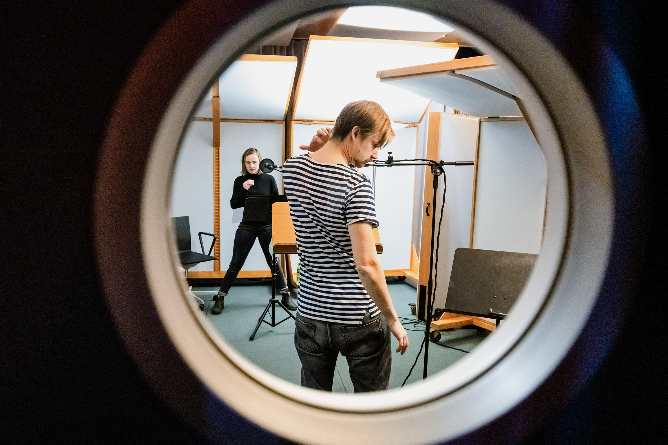 Hörspiel - Hier ist noch alles möglich Die Sprecher, Henni Jörissen (hinten) und Sven Schelker (vorne) bei den Aufnahmen im Hörspielstudio 2021