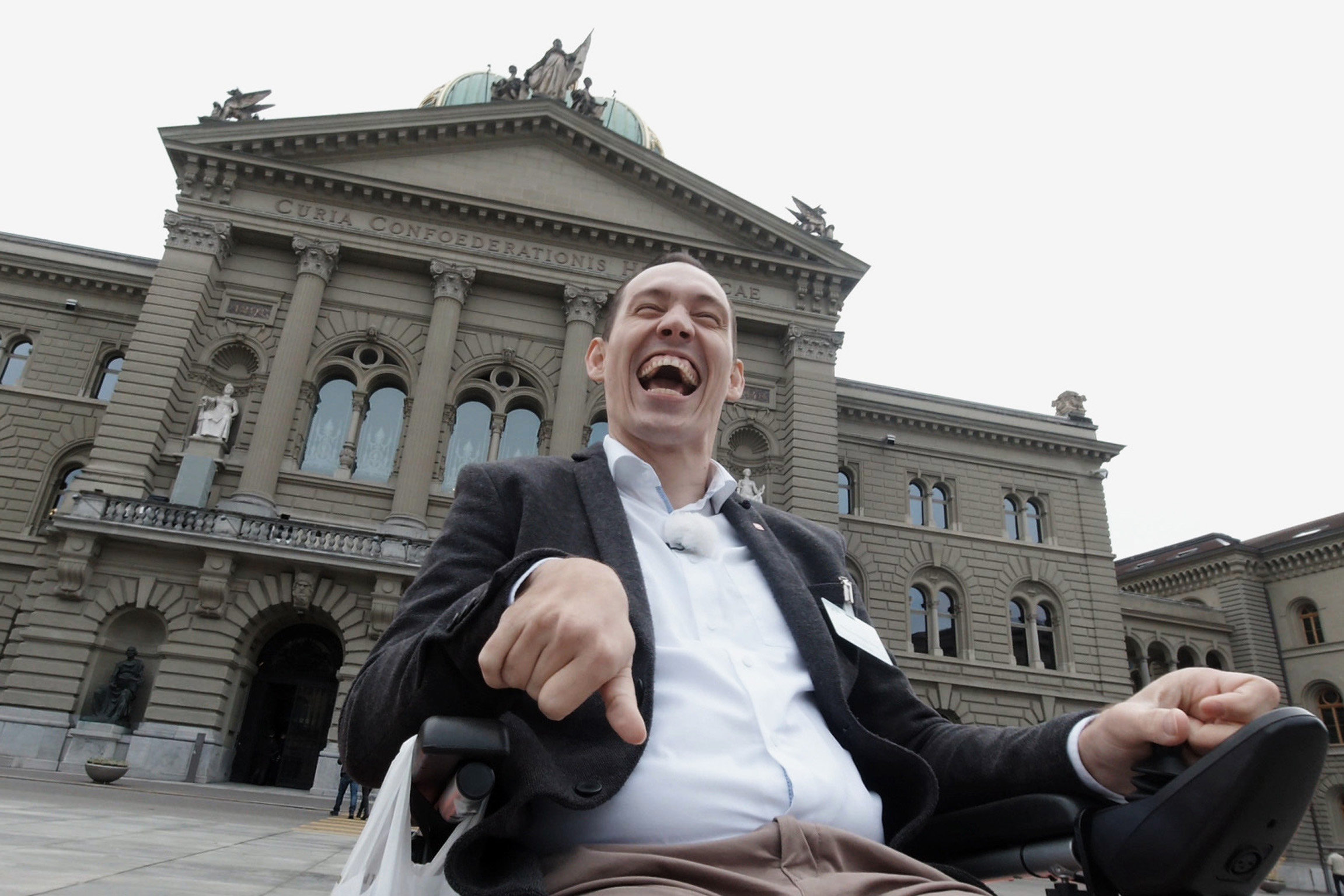 SRF DOK: Handicap Behinderung: Das Märchen von der InklusionIslam Alijajs ist sprech- und körperbehindert. Sein Traum und Fernziel ist ein Sitz im Nationalrat.
