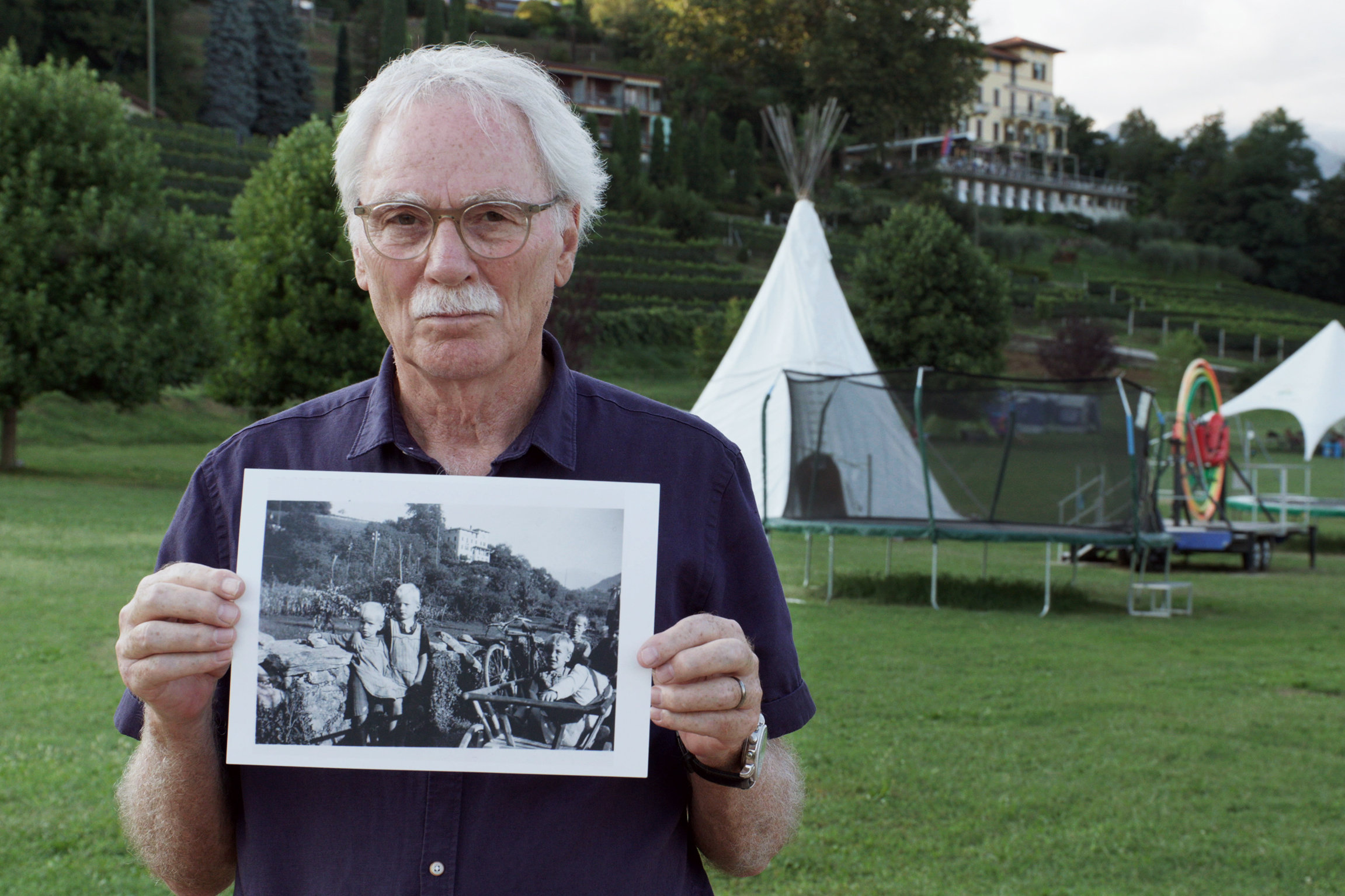 Hexenkinder Sergio Devecchi mit einem Bild aus seiner Jugend.