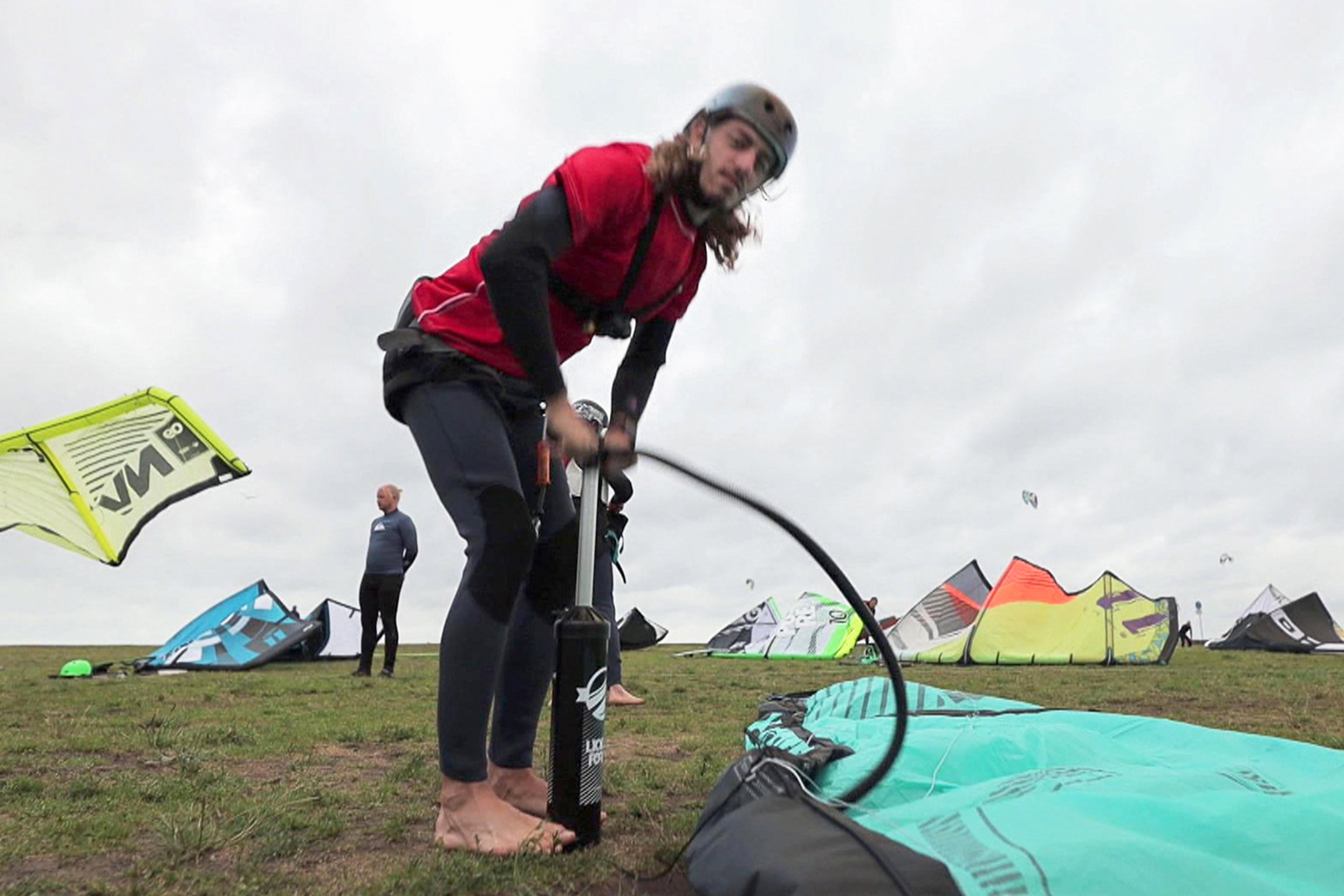 Signes Kitesurfen – zwischen Gleitschirmfliegen und Wellenreiten Jason Giuranna bereitet sich vor.