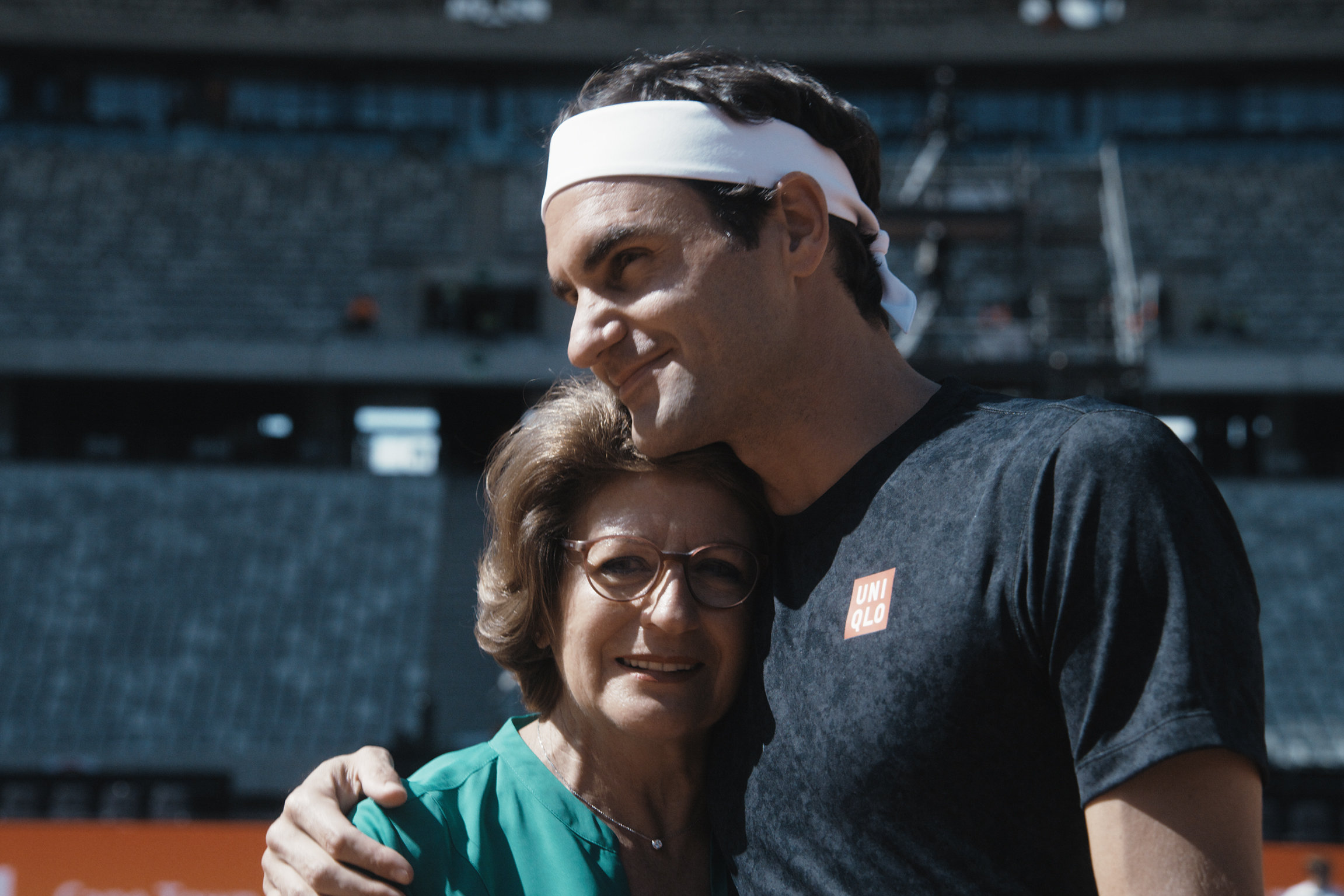 SRF DOK Roger Federer Match in AfrikaRoger Federer und seine Mutter Lynette im Stadion von Kapstadt