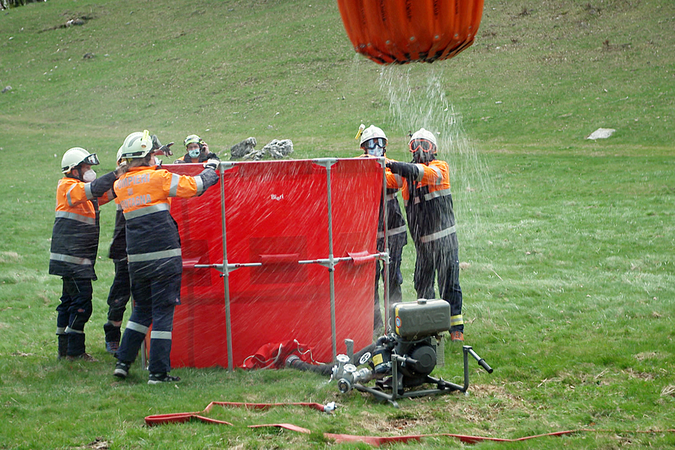 Einstein Achtung Waldbrand - Wie die Schweiz löschen lernt Feuerwehrübung mit einem grossen Löschwasserbehälter