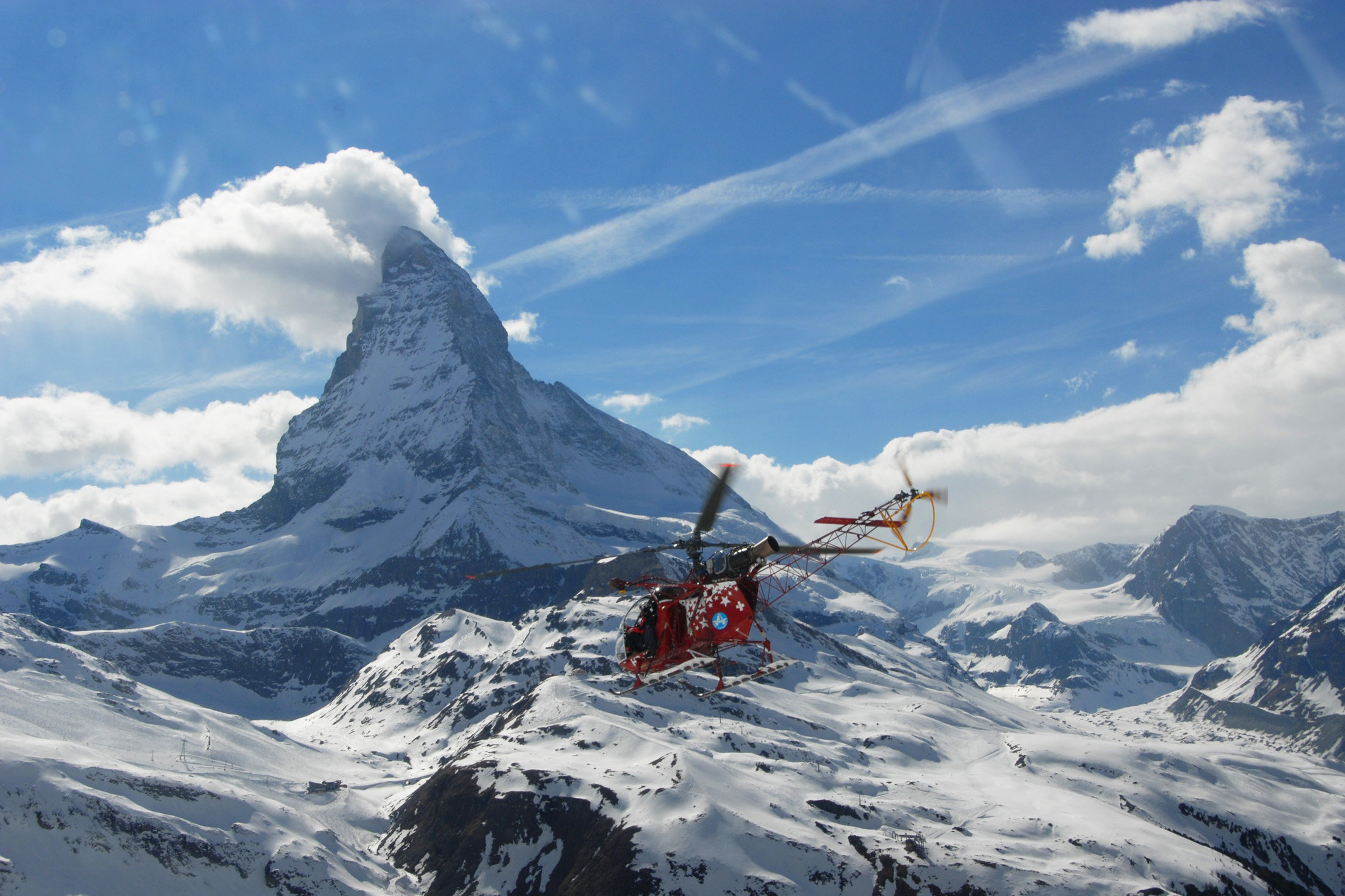 SRF DOK: Die Bergretter im Winter Heli vor Matterhorn