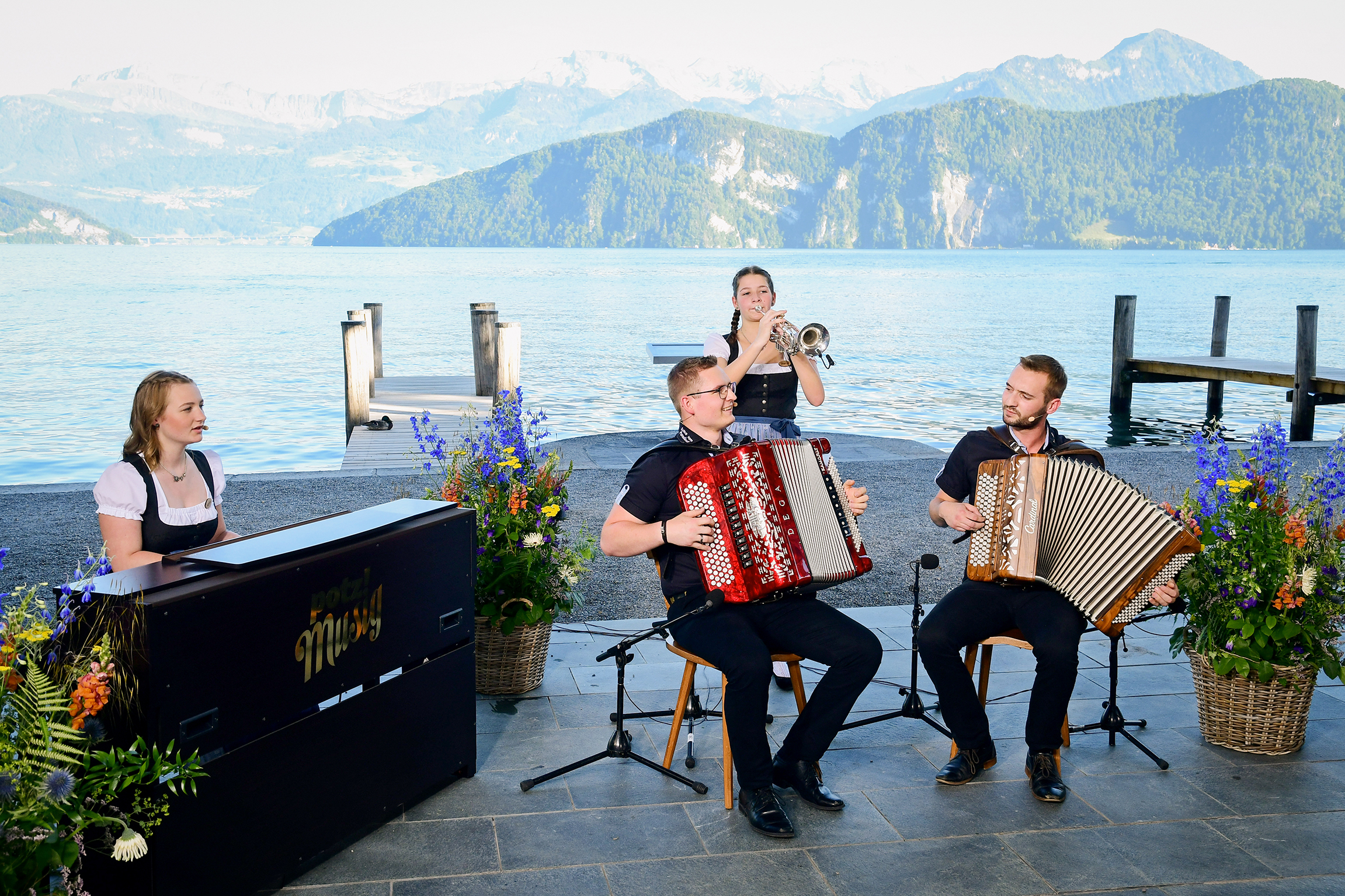 Potzmusig Familiesummer Familie Reichmuth aus Unteriberg Echo vom Paradiesli mit Alisha (Klavier), Michi (Akkordeon), Simon (Akkordeon / Schwyzeroergeli), Shania (Trompete).