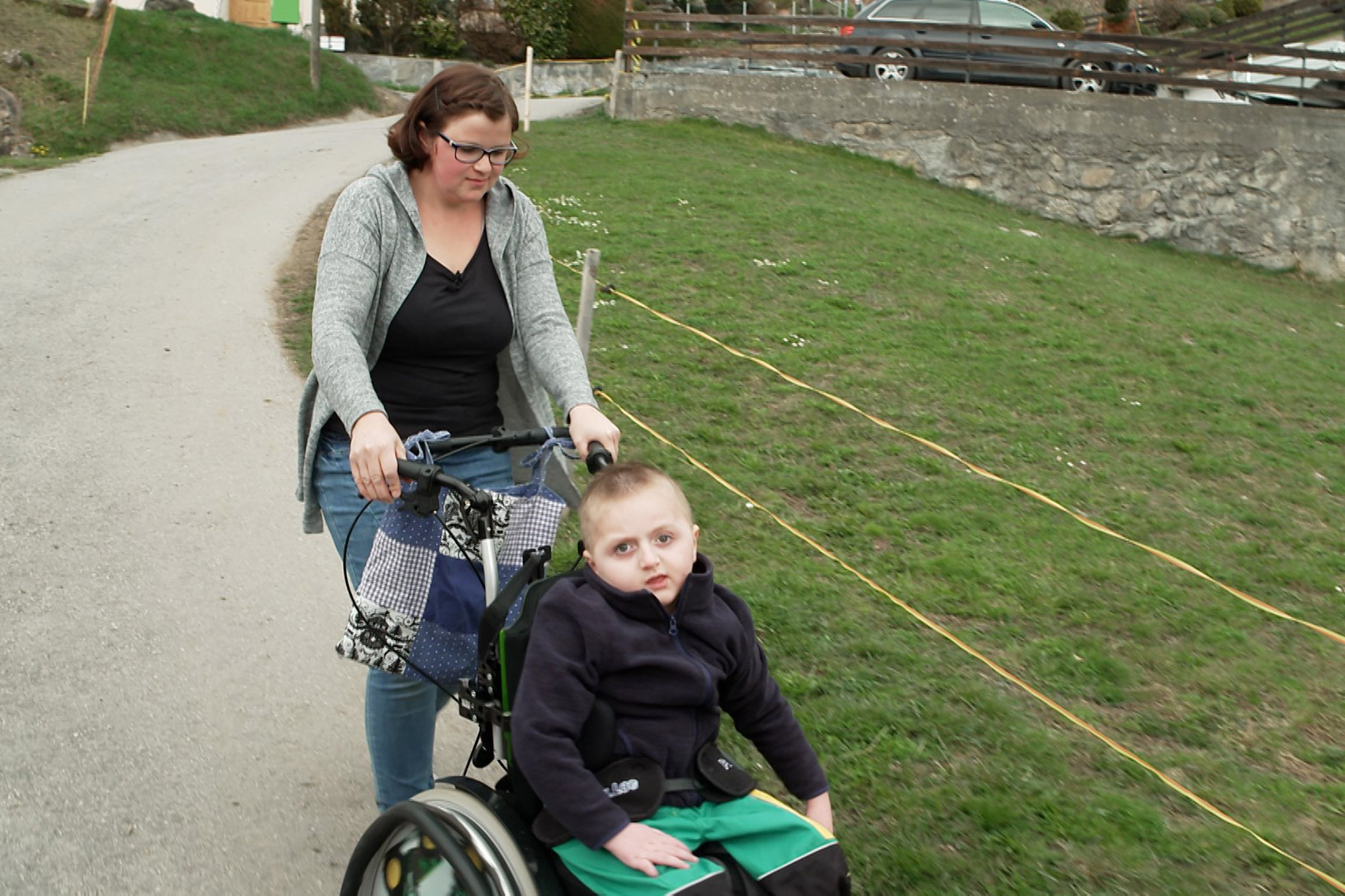 Reporter Emils Unfall – Das Schicksal einer Familie Ladina (29) und Emil (5) Kindschi auf ihrem Hof in Pany, im bündnerischen Prättigau. Seit dem Traktorunfall vor 3 Jahren sitzt Emil im Rollstuhl.