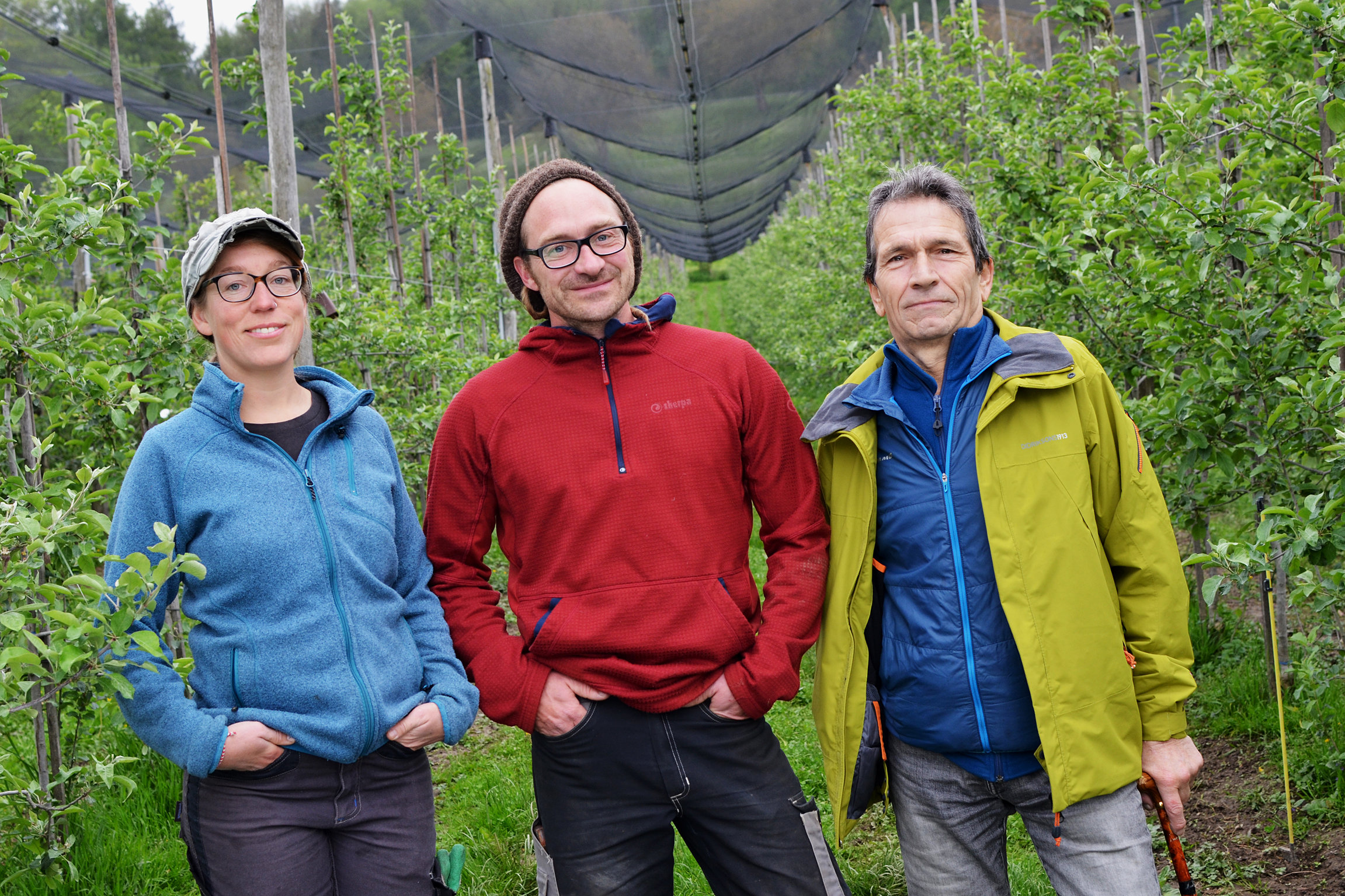 SRF DOK: Fürs Essen auf den Acker Die Landwirte Tina Siegenthaler und Finn Thiele wollen den Bio-Hof von Samuel Spahn kaufen und ihn zusammen mit 500 Genossenschaftern bewirtschaften.