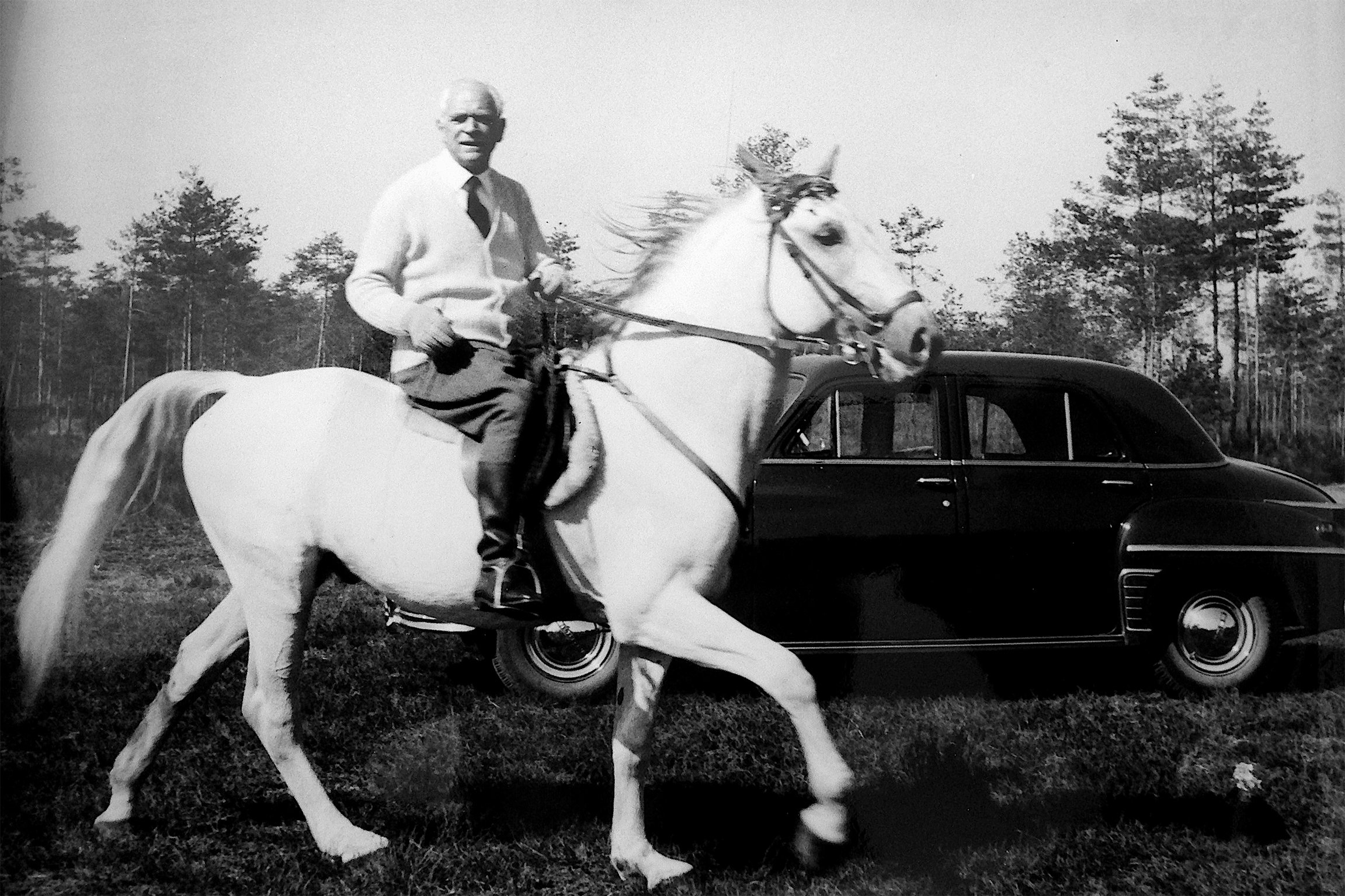 SRF DOK: Martin Othmar Winterhalter – Der vergessene König. Winterhalter war ein exzellenter Reiter und ein grosser Liebhaber amerikanischer Autos.