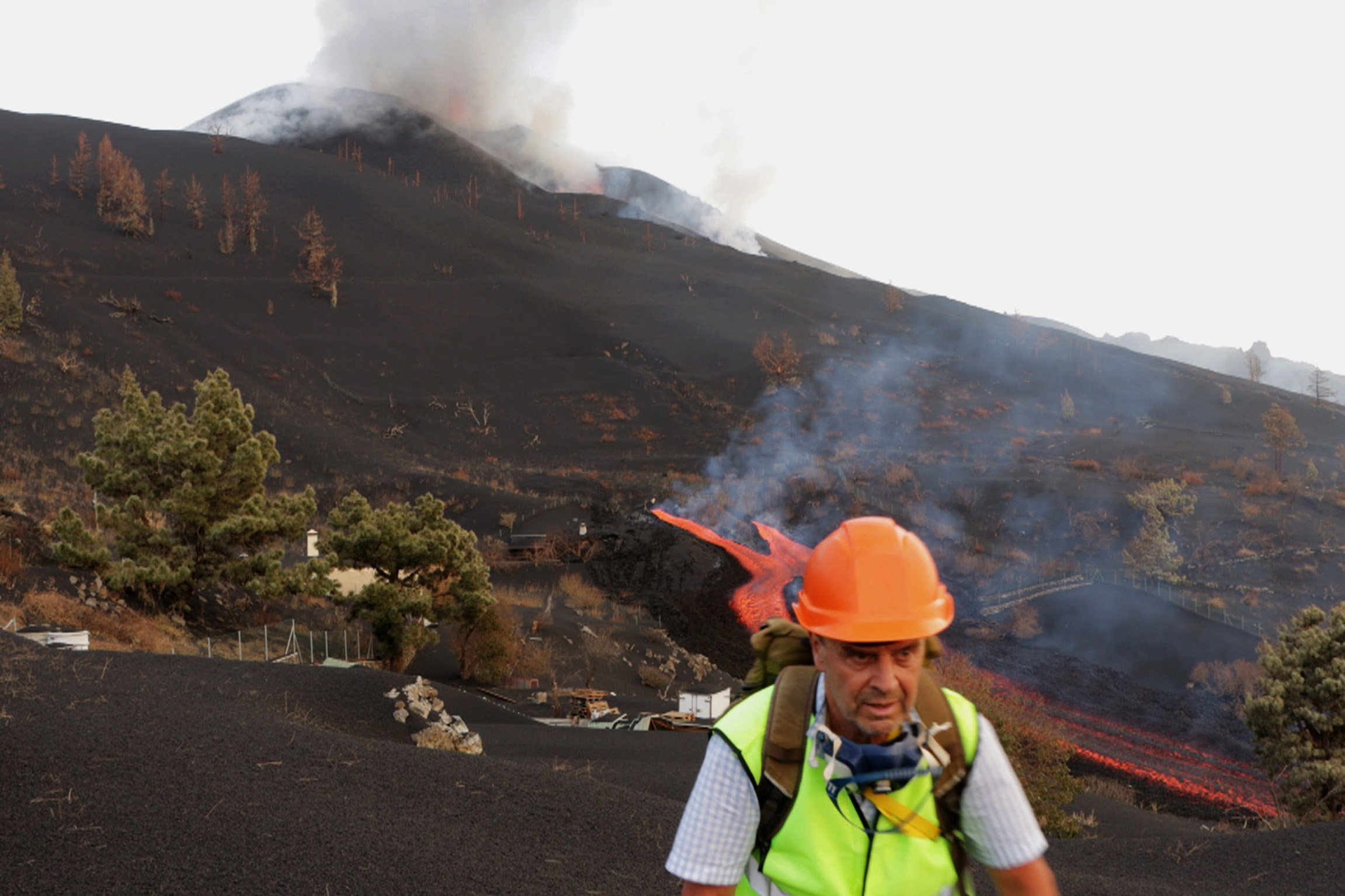 Reporter Der Vulkanjäger – Unterwegs auf La Palma Vulkan-Forscher Peter Diethelm vor dem Gebirgszug Cumbre Vieja auf der Katalanen Insel La Palma Spanien