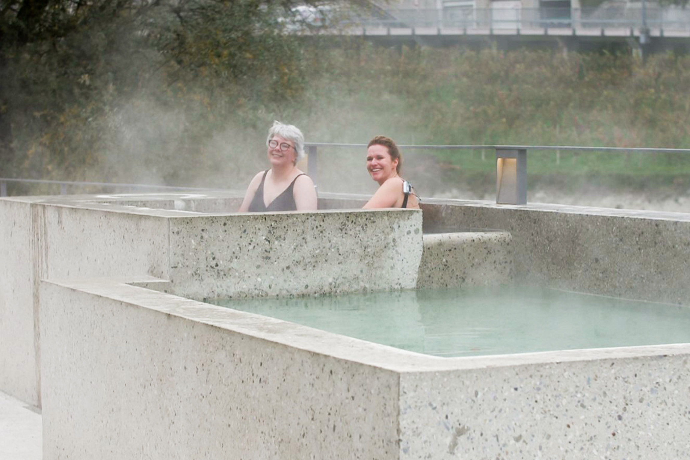 Einstein: Baden wie die Römer. Kathrin Hönegger (r.) badet mit der Archäologin Andrea Schaer in den heissen Quellen von Baden.